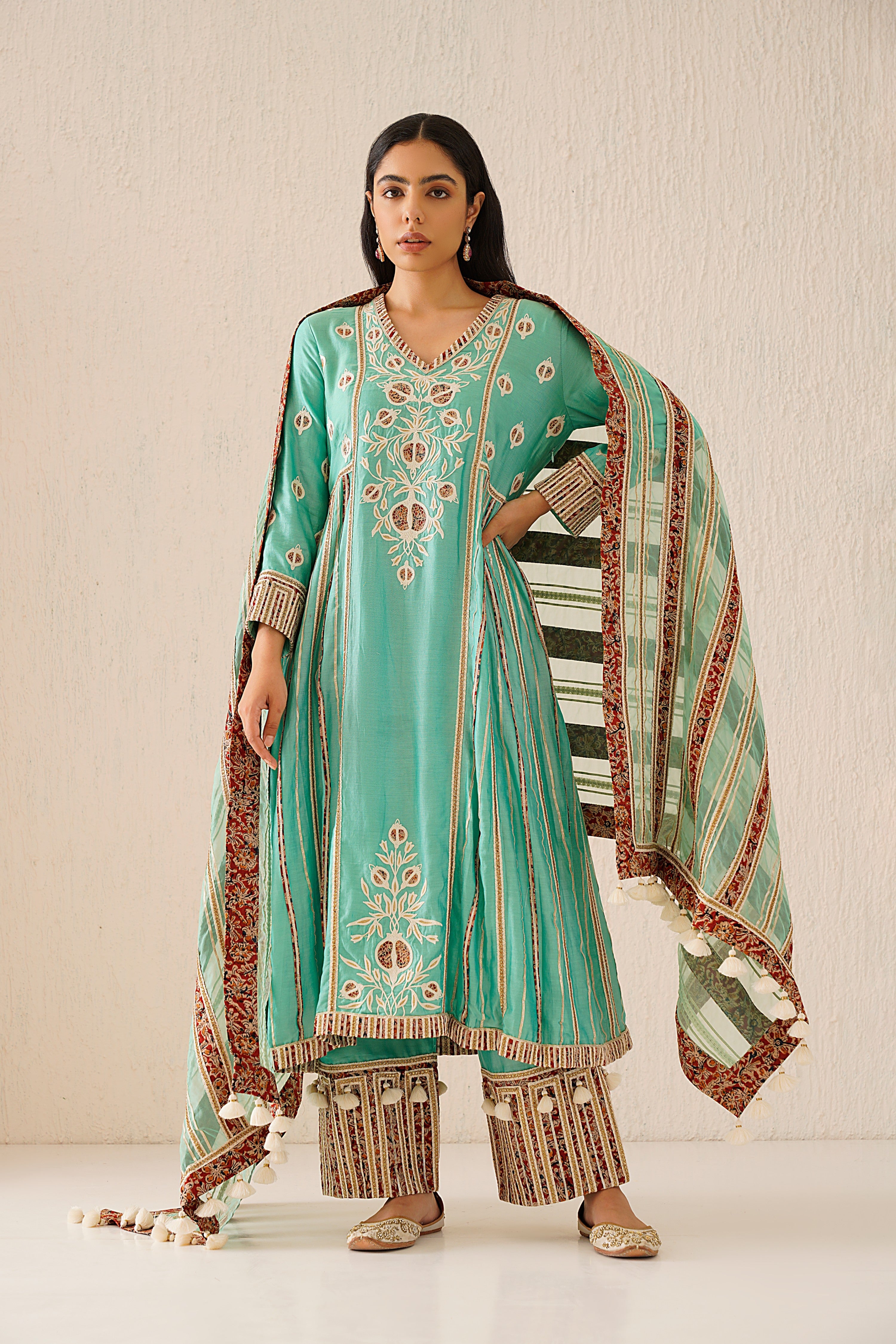 Anaar Long Kurta With Side Pleats And Pants