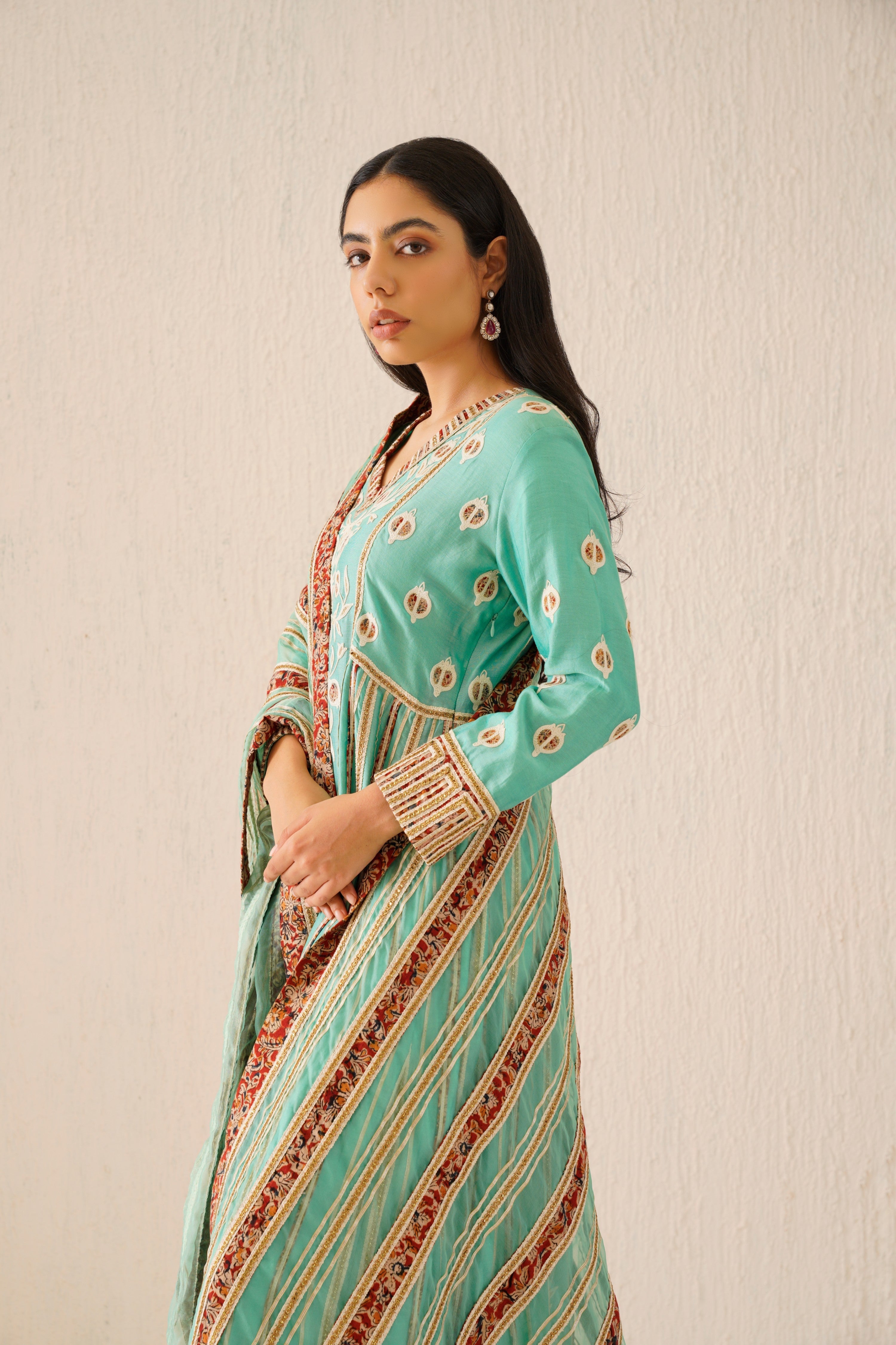 Anaar Long Kurta With Side Pleats And Pants