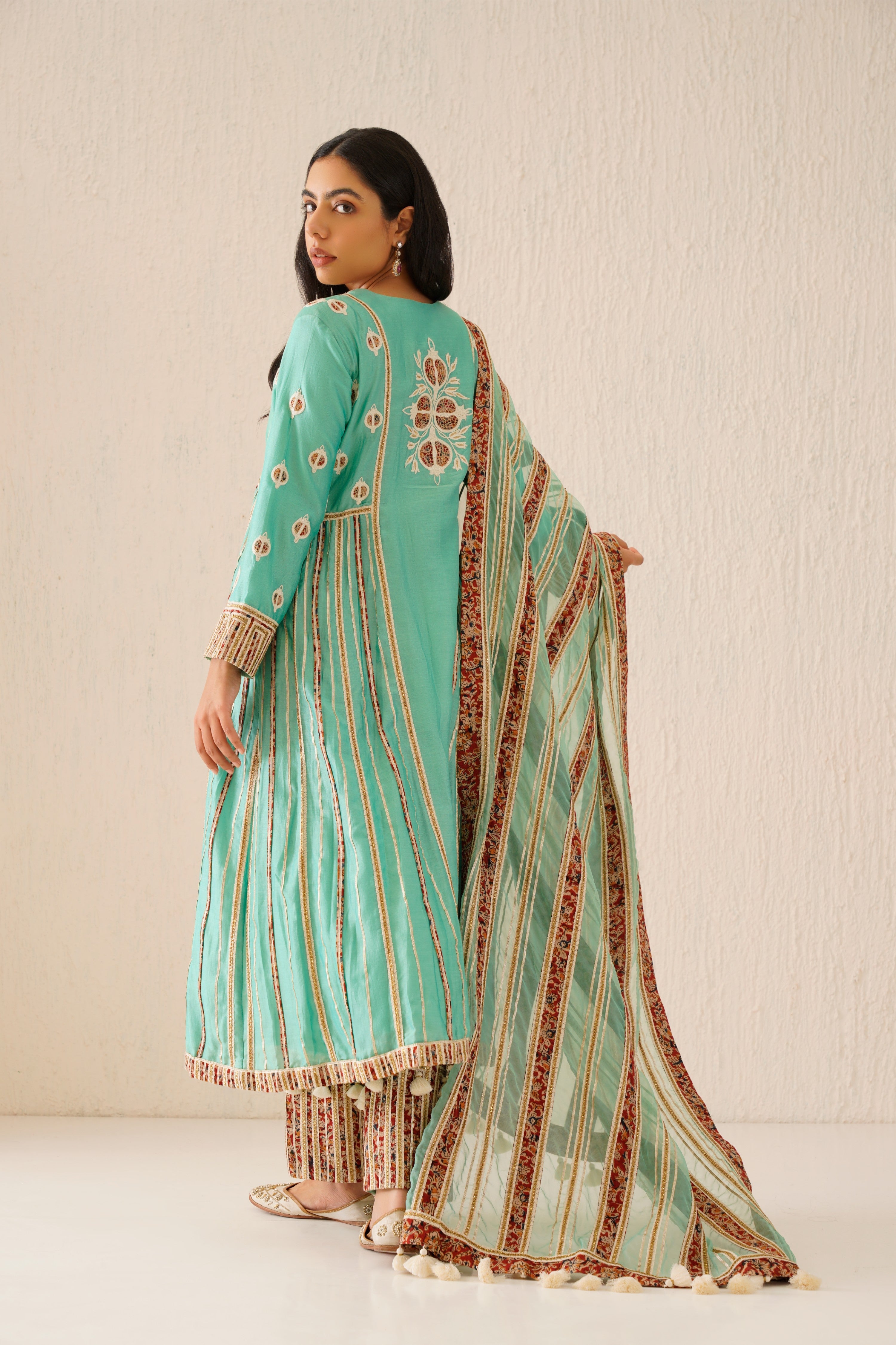 Anaar Long Kurta With Side Pleats And Pants