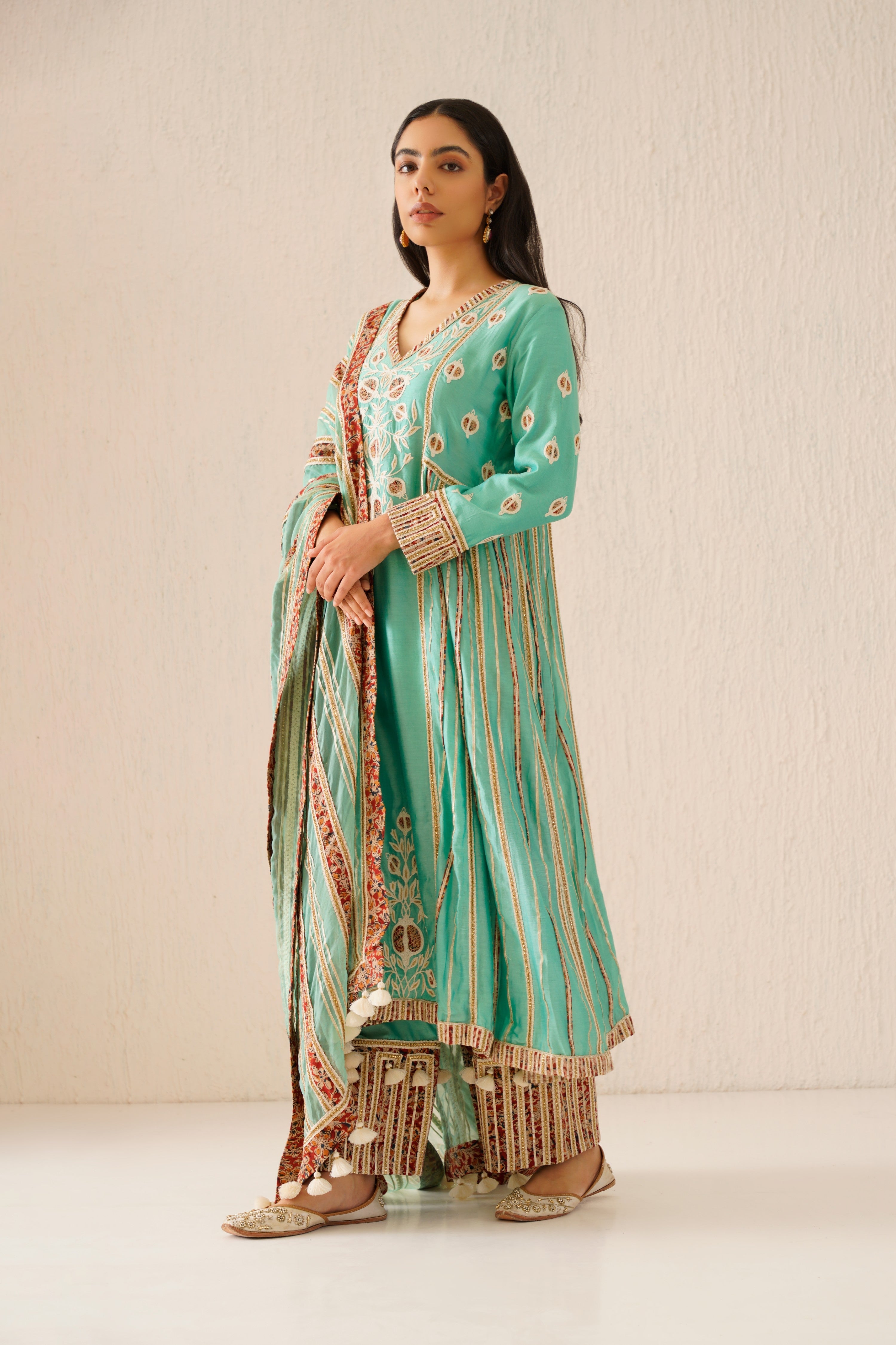Anaar Long Kurta With Side Pleats And Pants