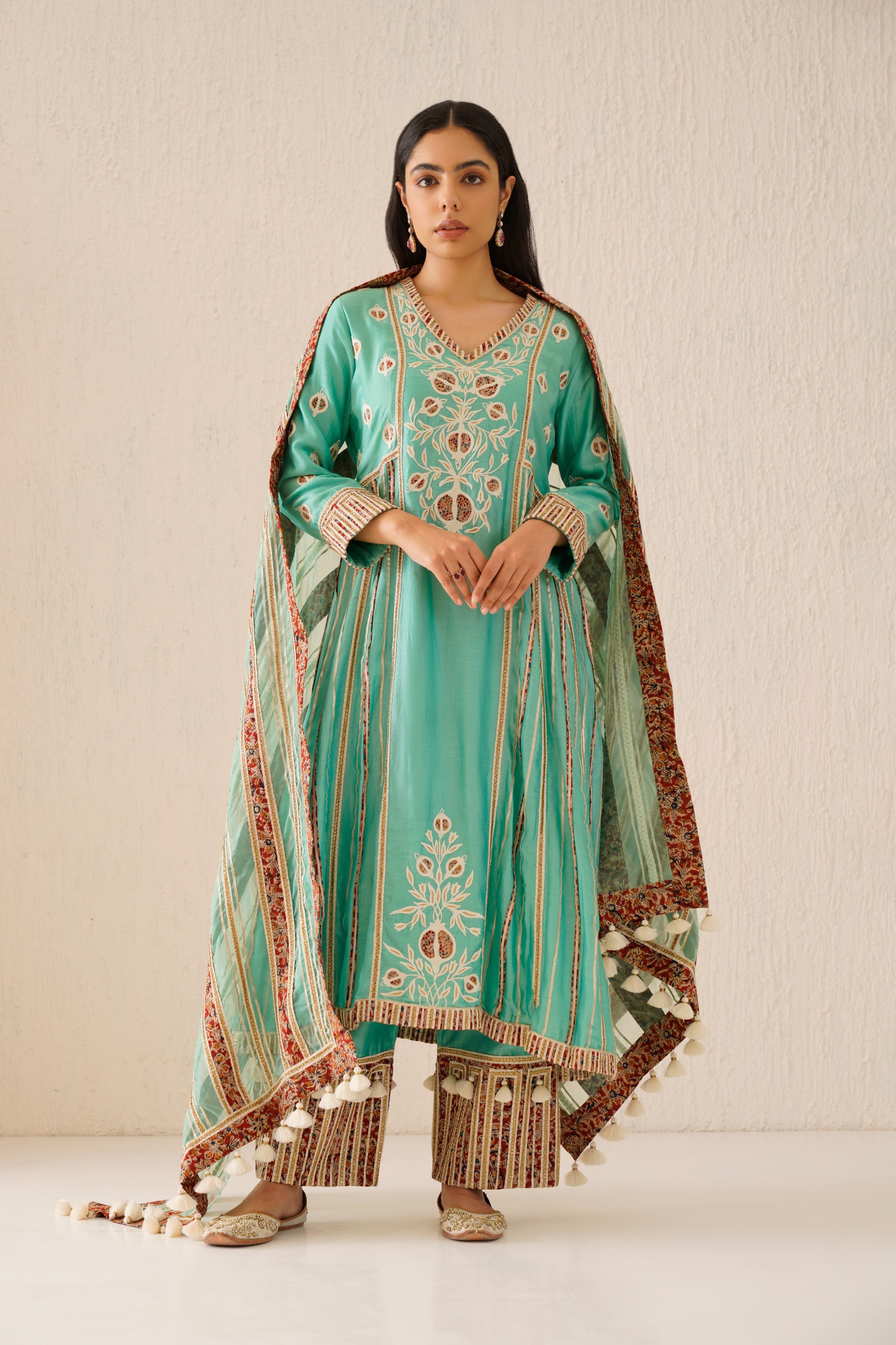 Anaar Long Kurta With Side Pleats And Pants