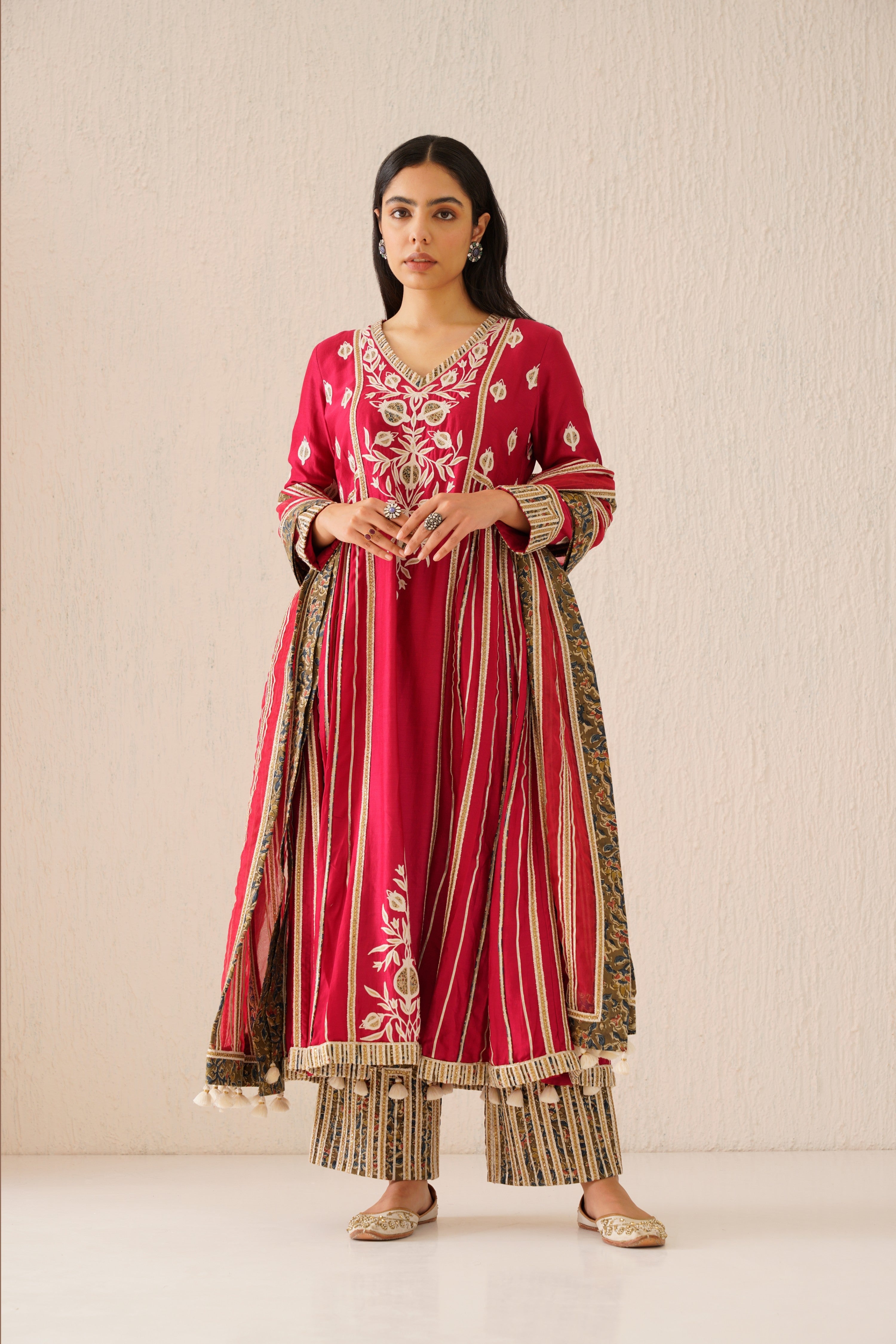 Anaar Long Kurta With Side Pleats And Pants