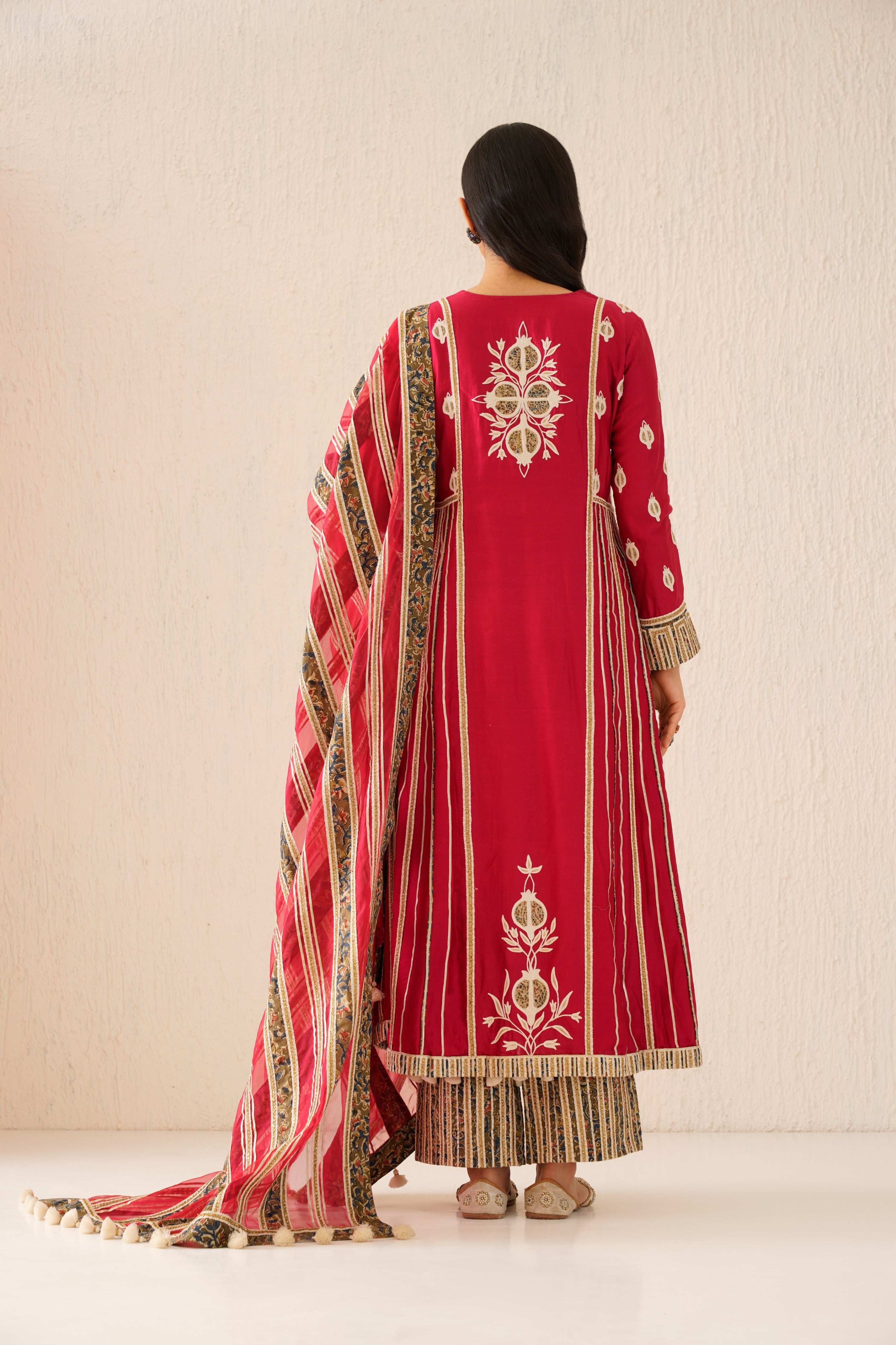 Anaar Long Kurta With Side Pleats And Pants