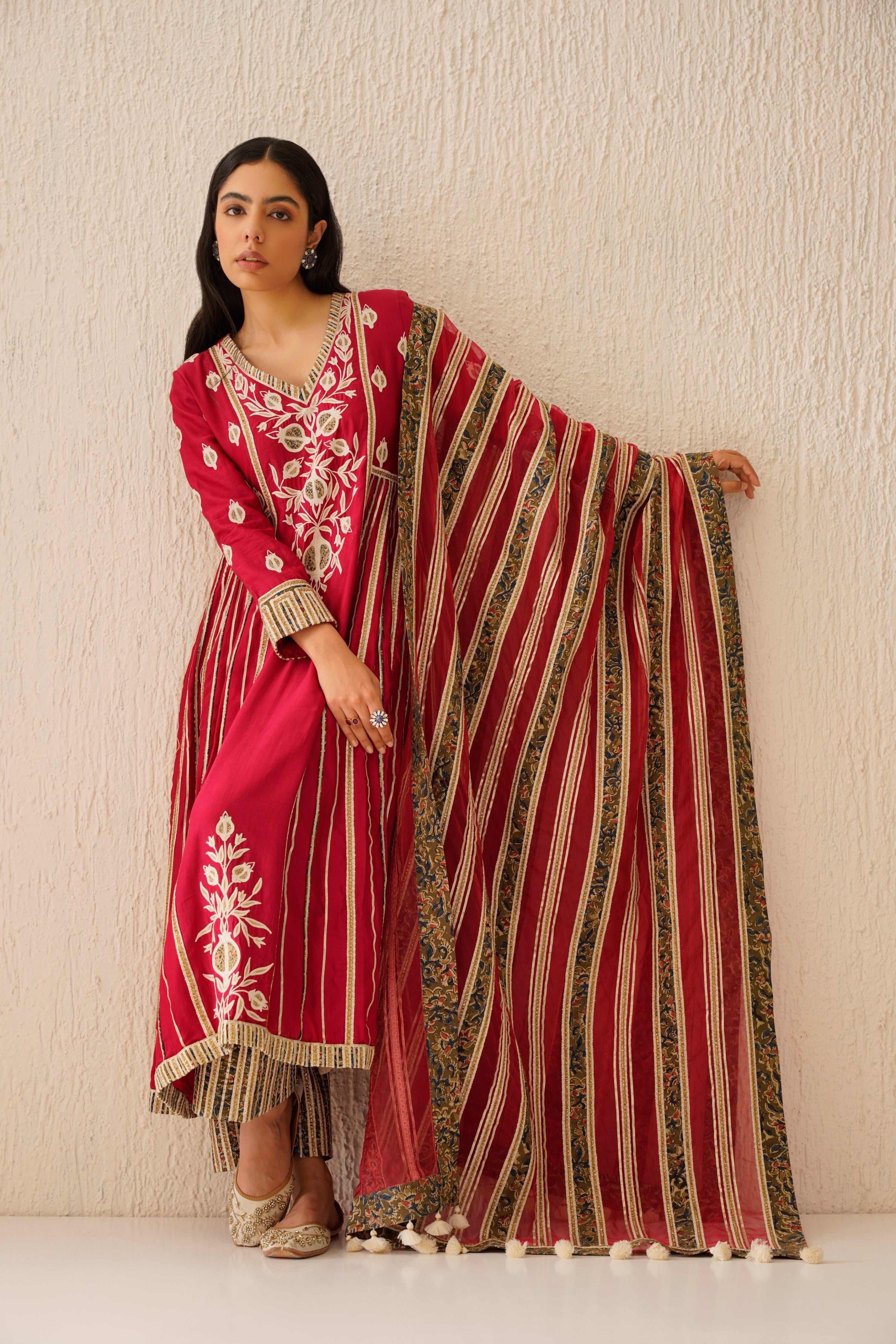 Anaar Long Kurta With Side Pleats And Pants