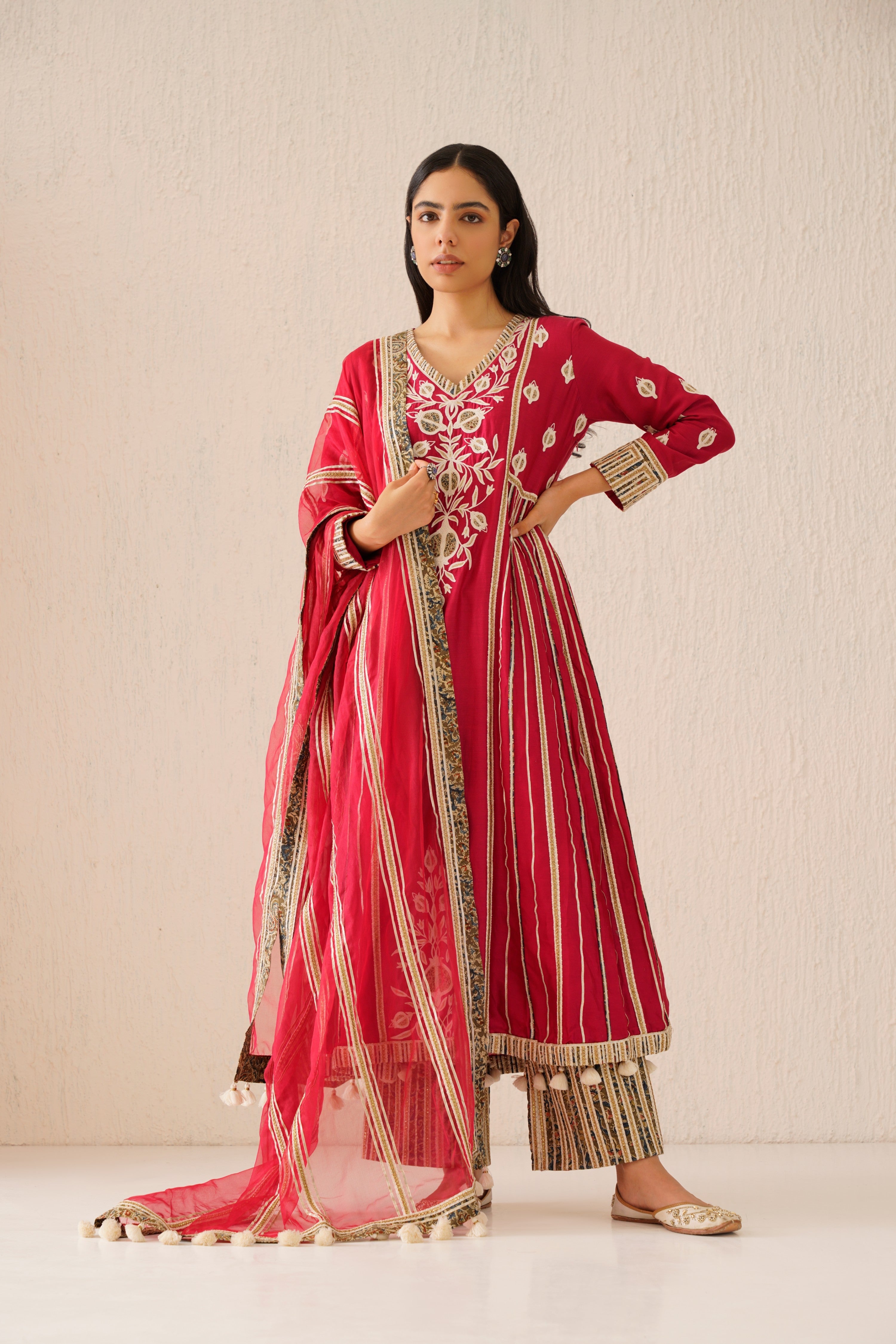 Anaar Long Kurta With Side Pleats And Pants