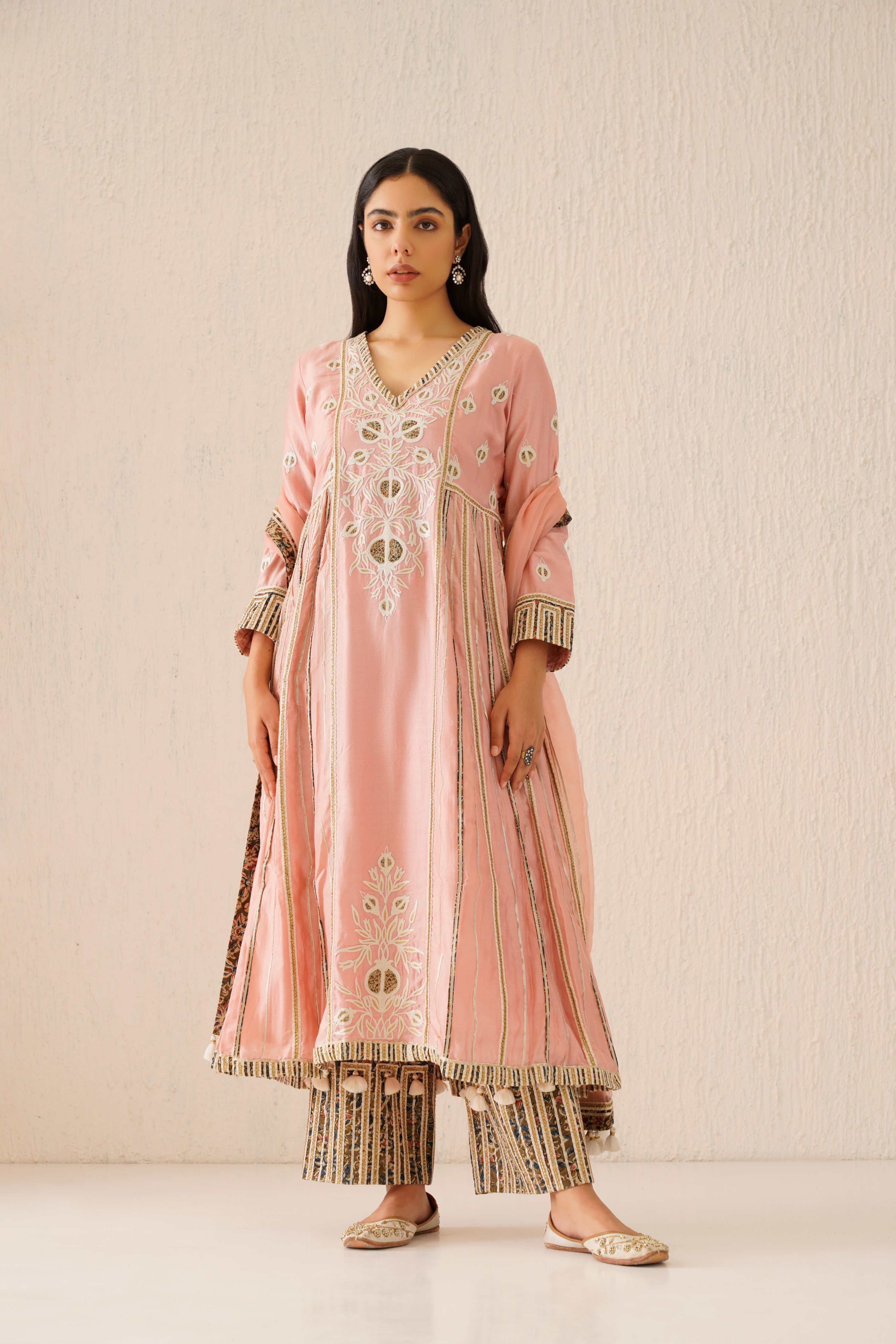 Anaar Long Kurta With Side Pleats And Pants