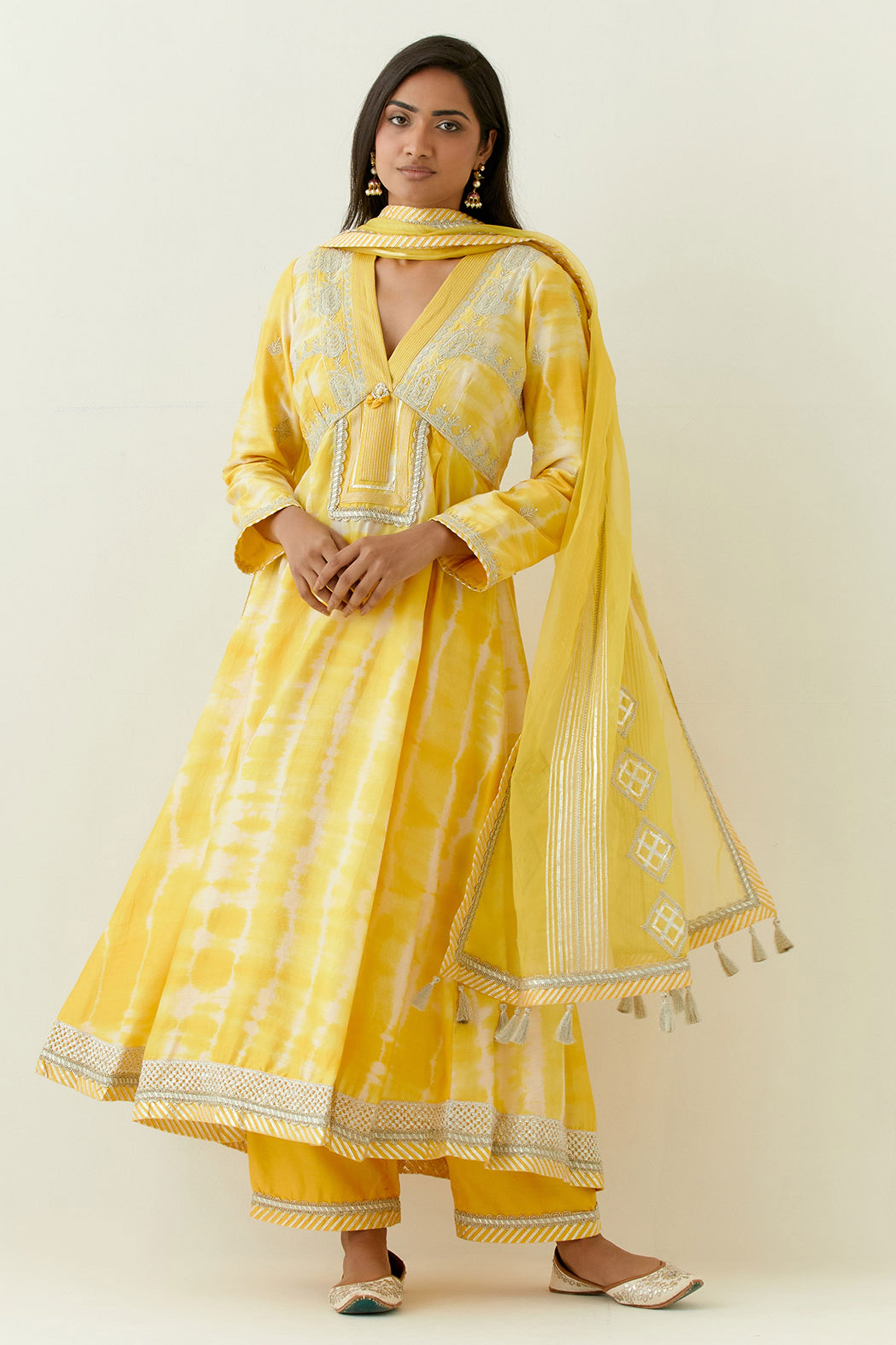 Nakshi Clamp Anu Cut Kaleedar Kurta With Pants