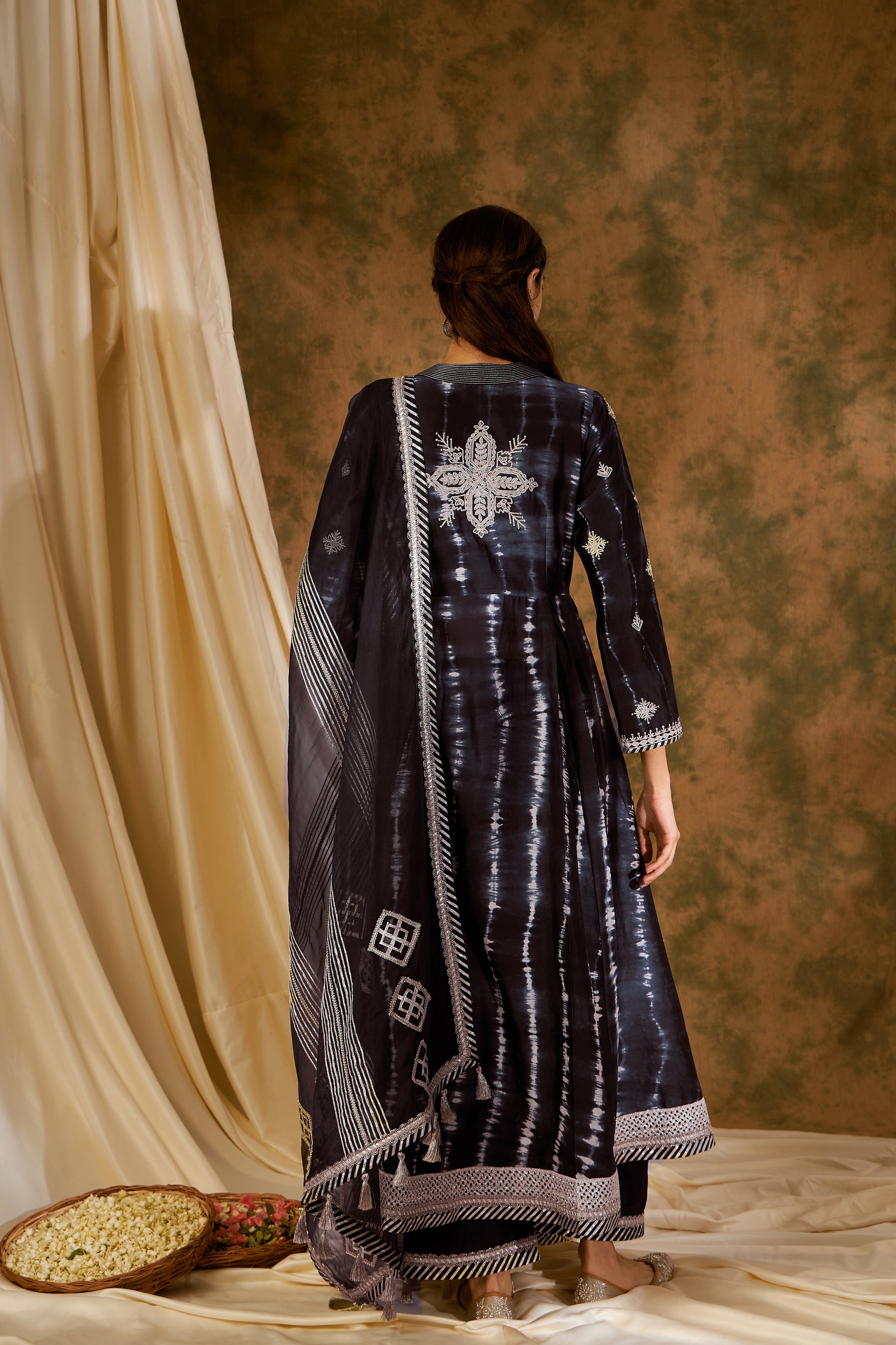 Nakshi Clamp Anu Cut Kaleedar Kurta With Pants