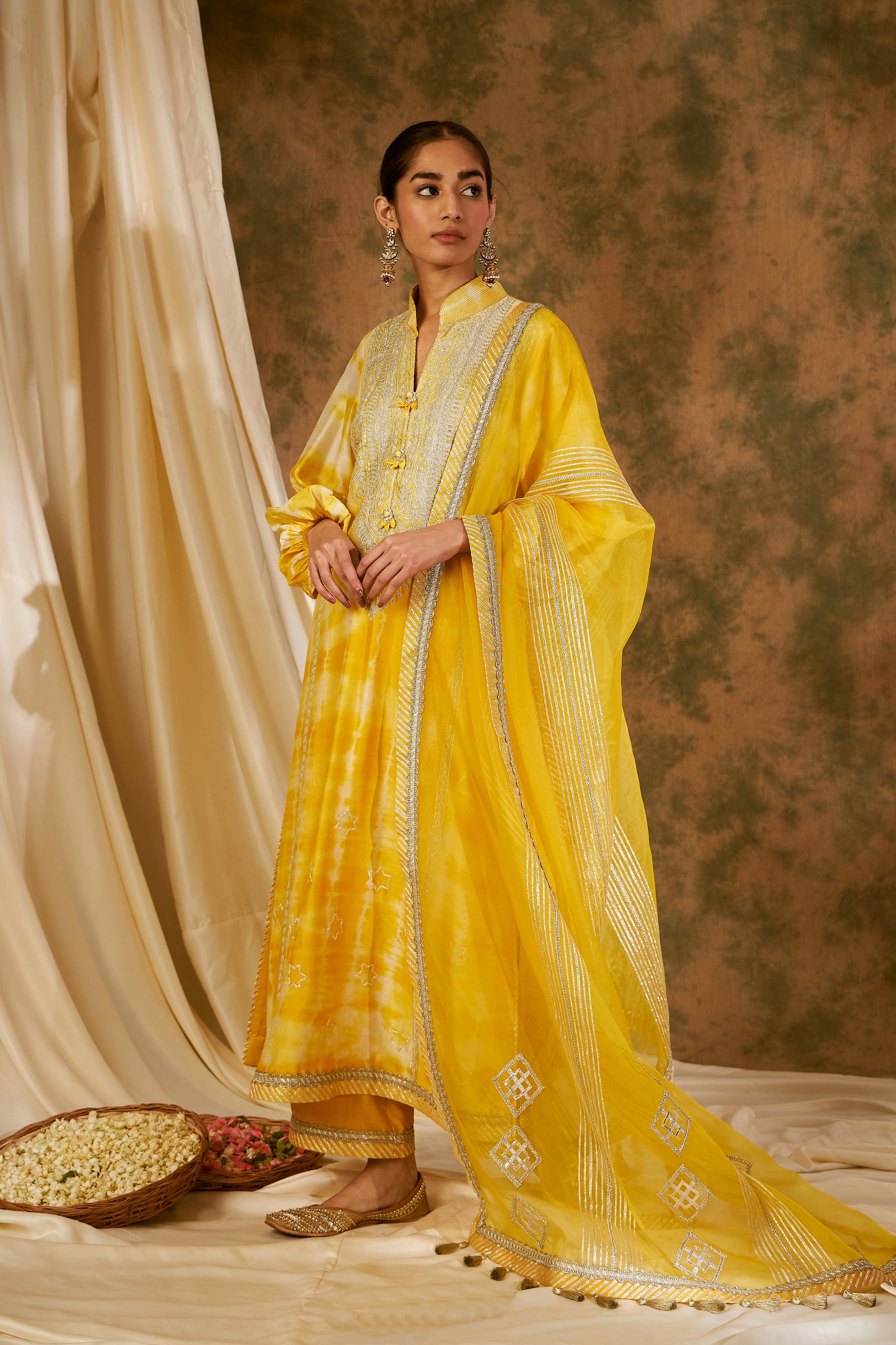 Nakshi Clamp Balloon Sleeved Long Kurta With Straight Pants