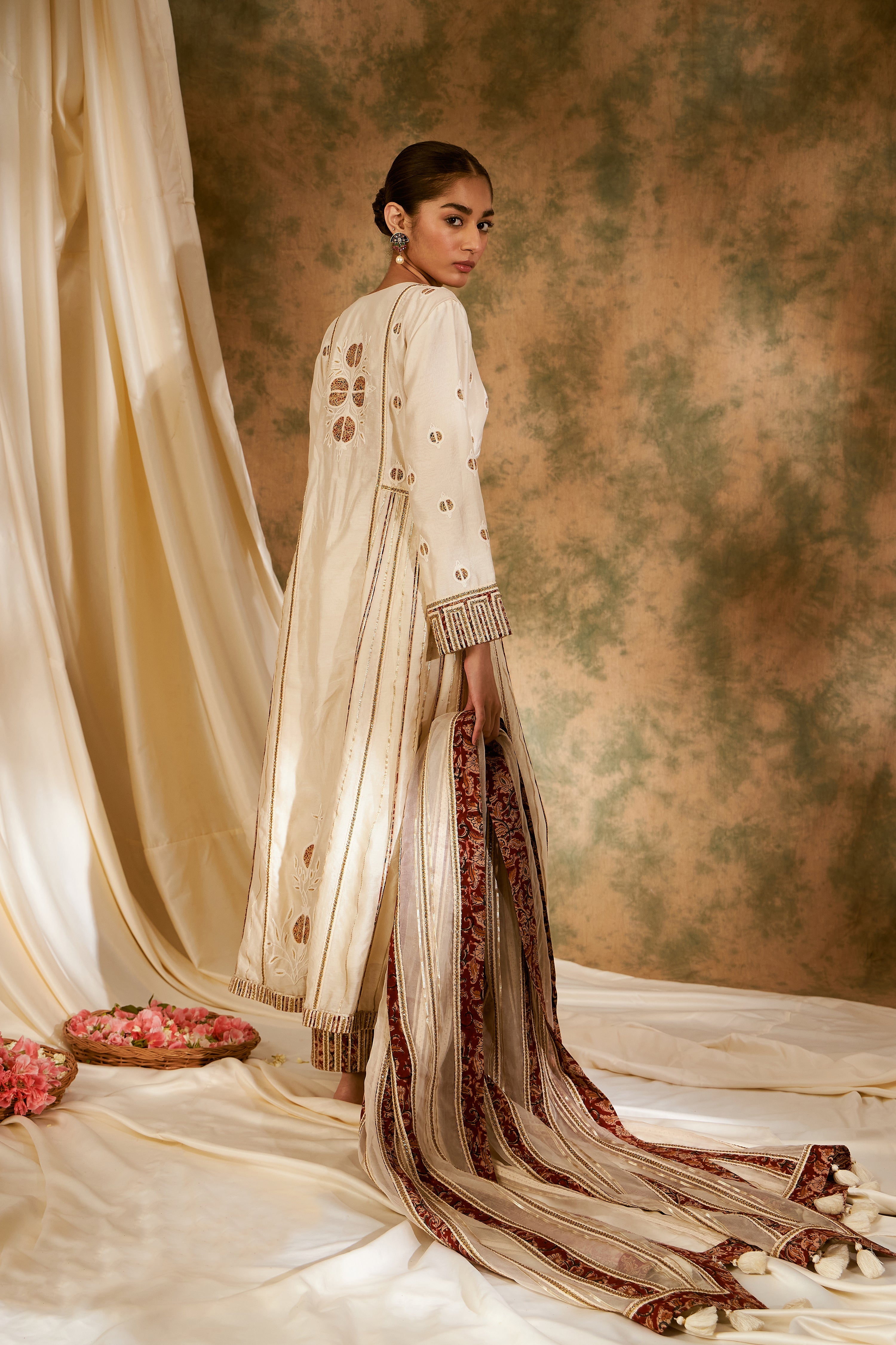 Anaar Long Kurta With Side Pleats And Pants