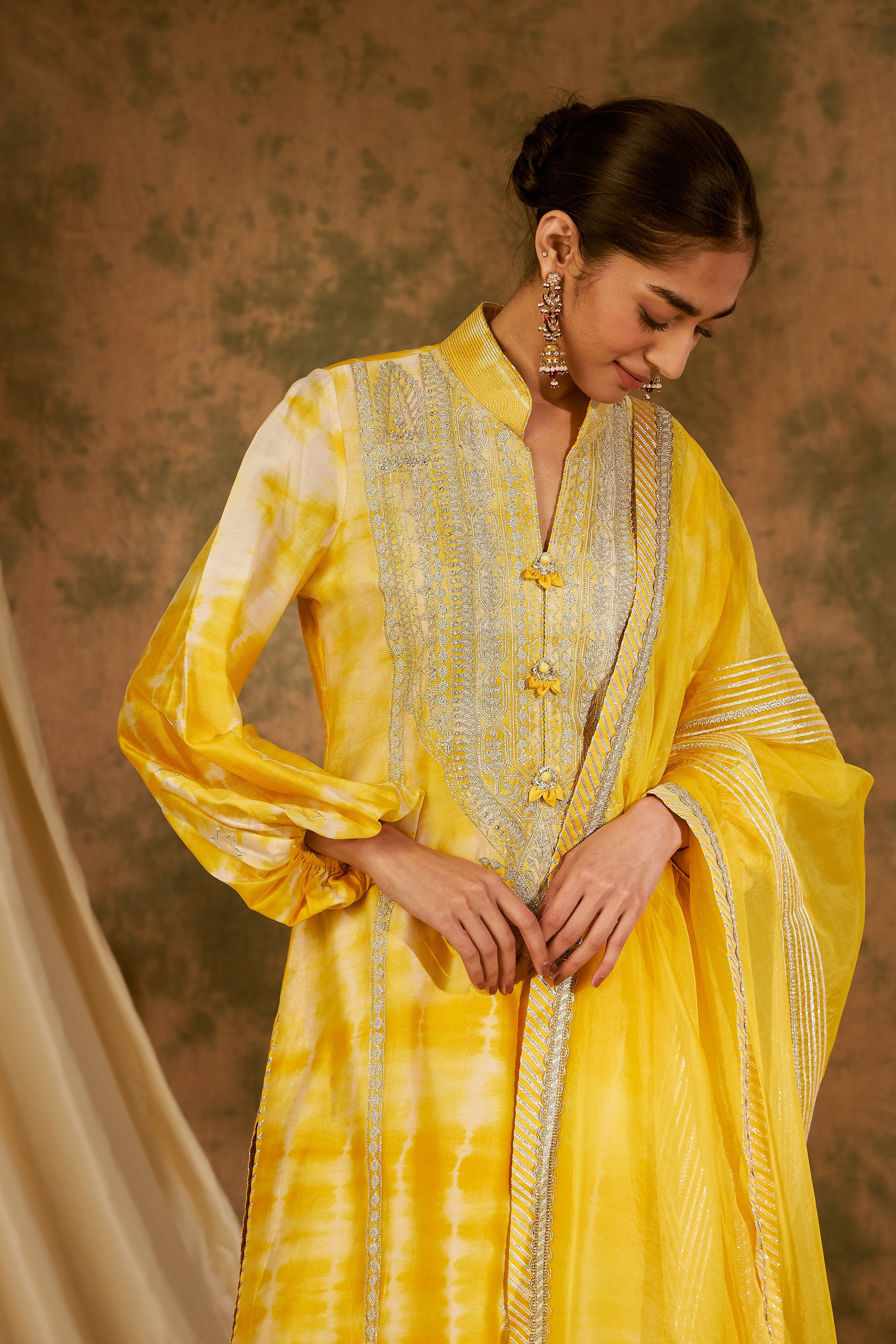 Nakshi Clamp Balloon Sleeved Long Kurta With Straight Pants