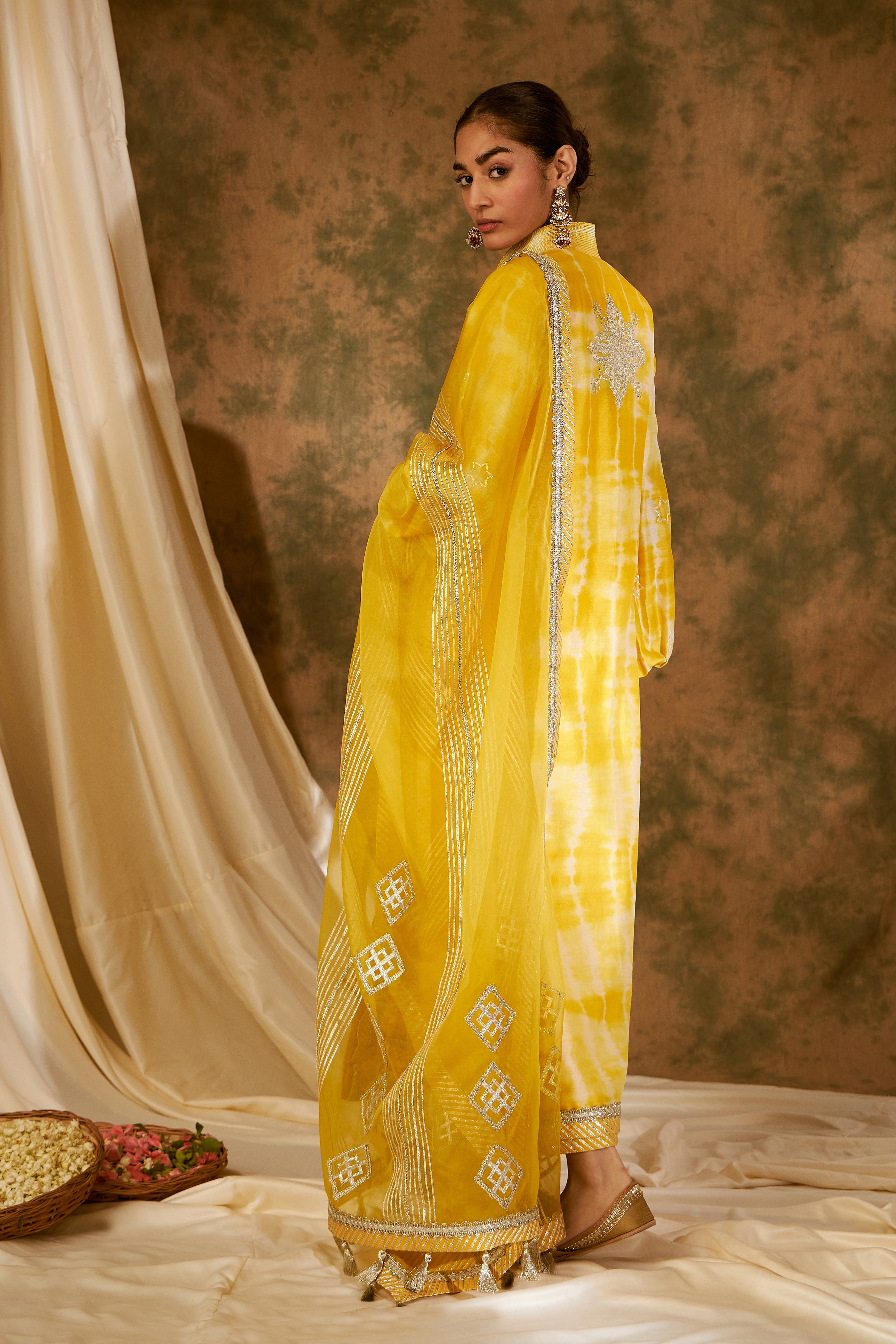 Nakshi Clamp Balloon Sleeved Long Kurta With Straight Pants