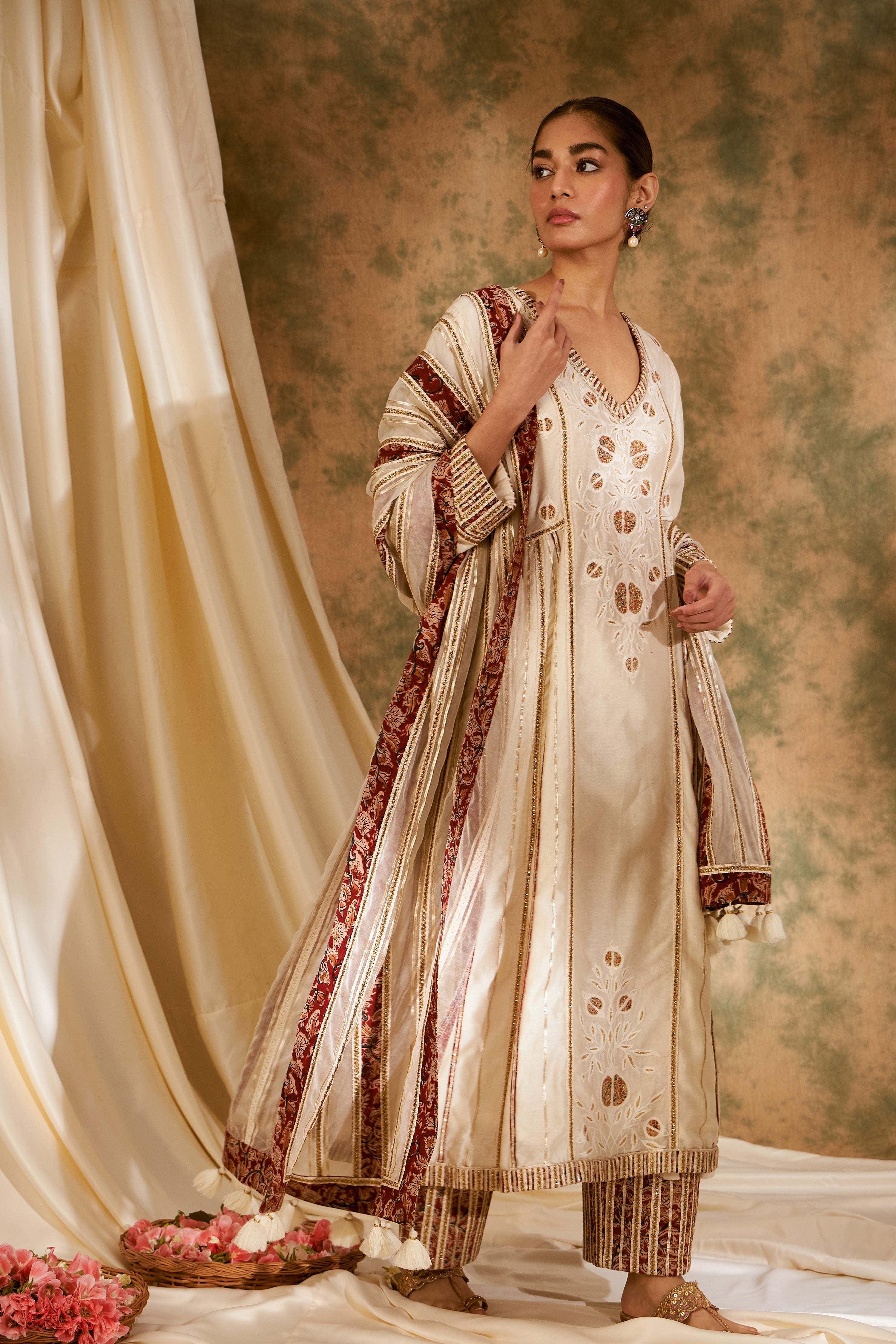 Anaar Long Kurta With Side Pleats And Pants