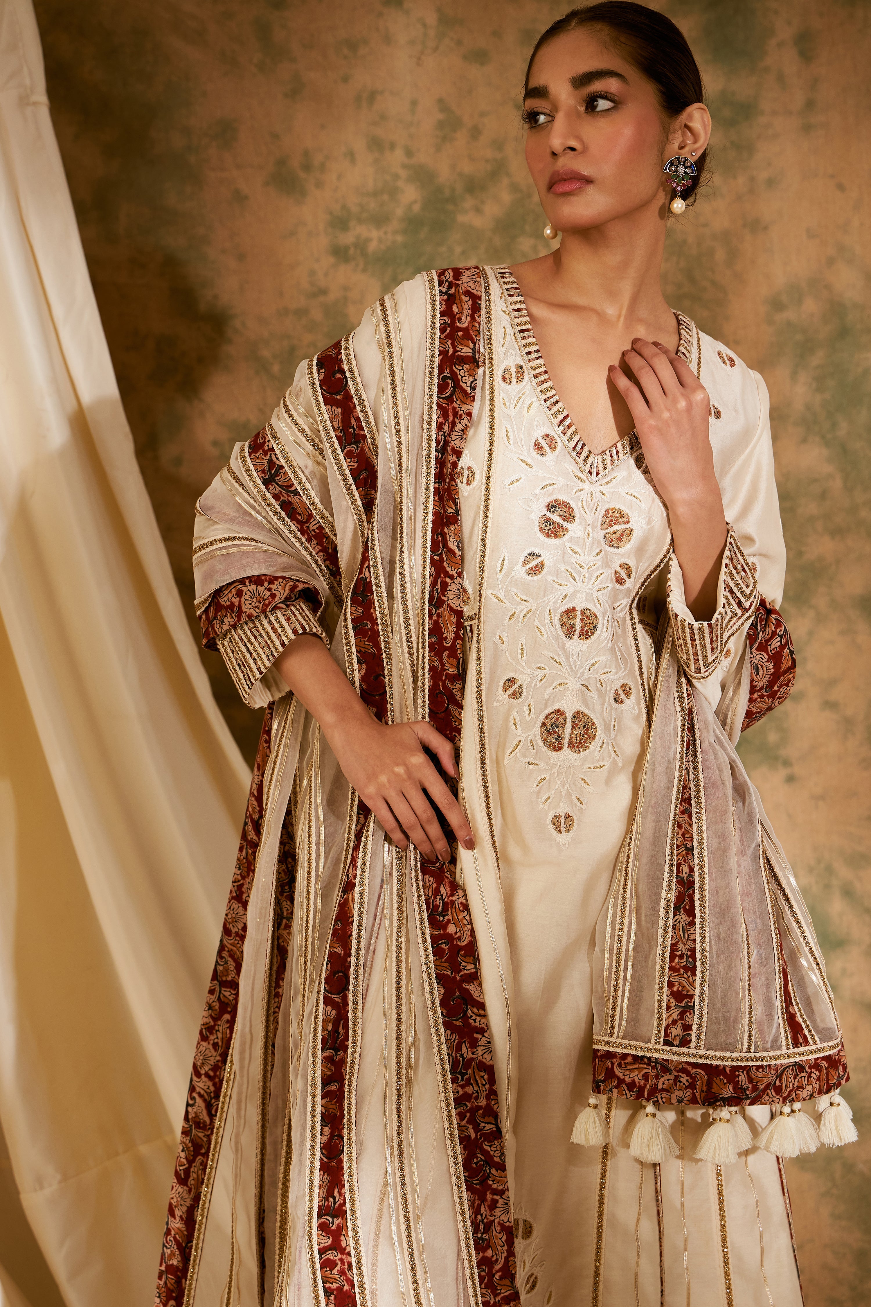 Anaar Long Kurta With Side Pleats And Pants