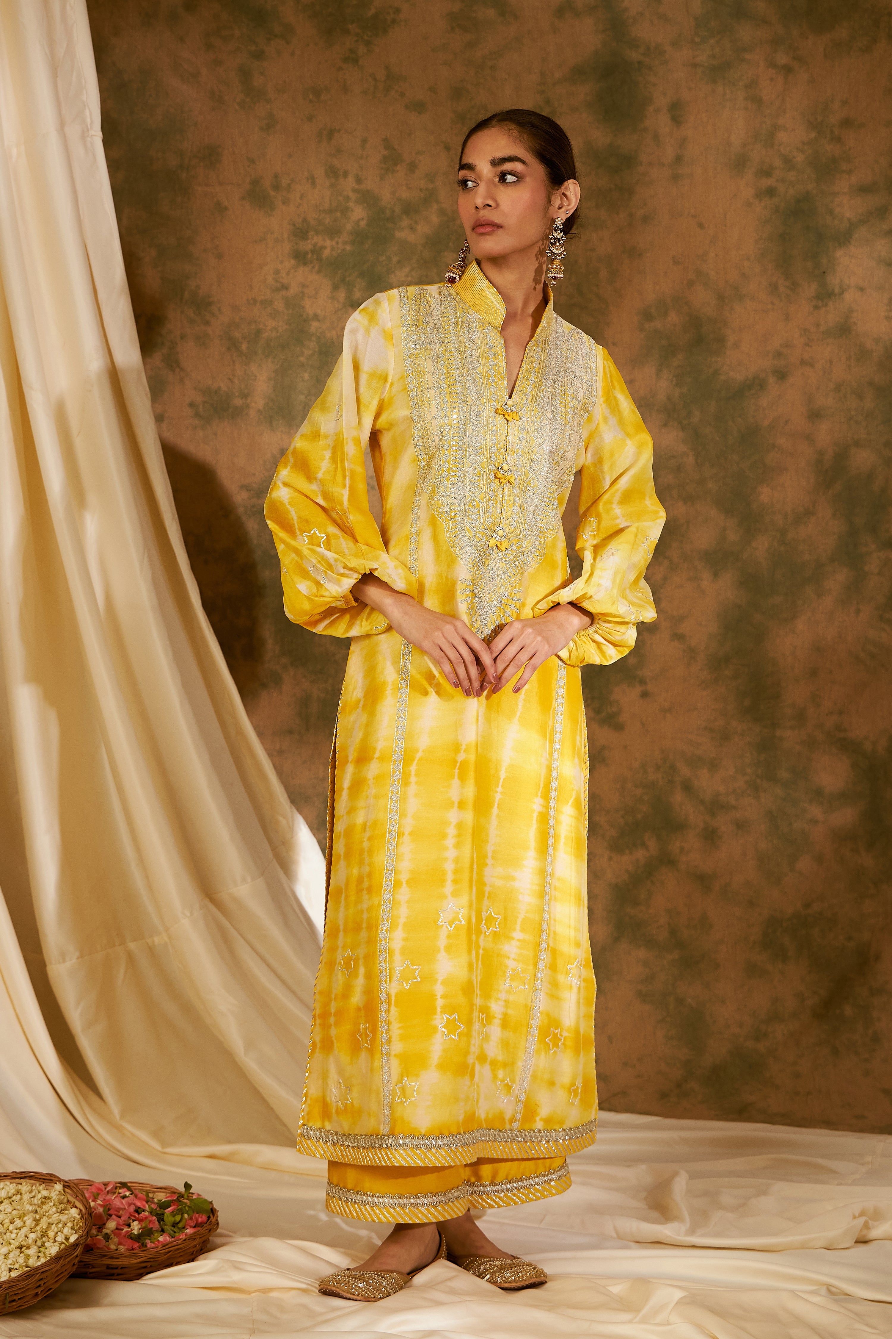 Nakshi Clamp Balloon Sleeved Long Kurta With Straight Pants