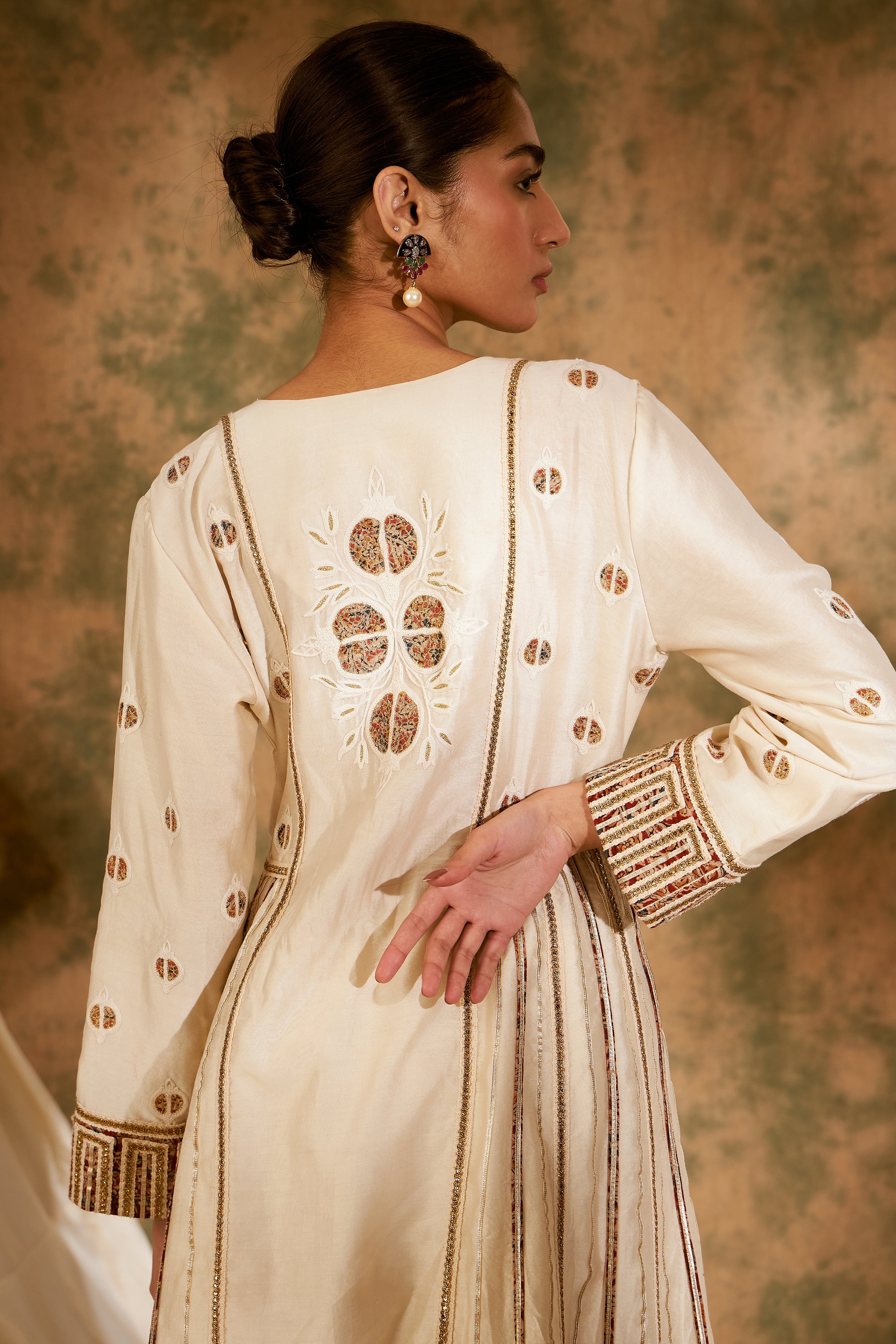 Anaar Long Kurta With Side Pleats And Pants