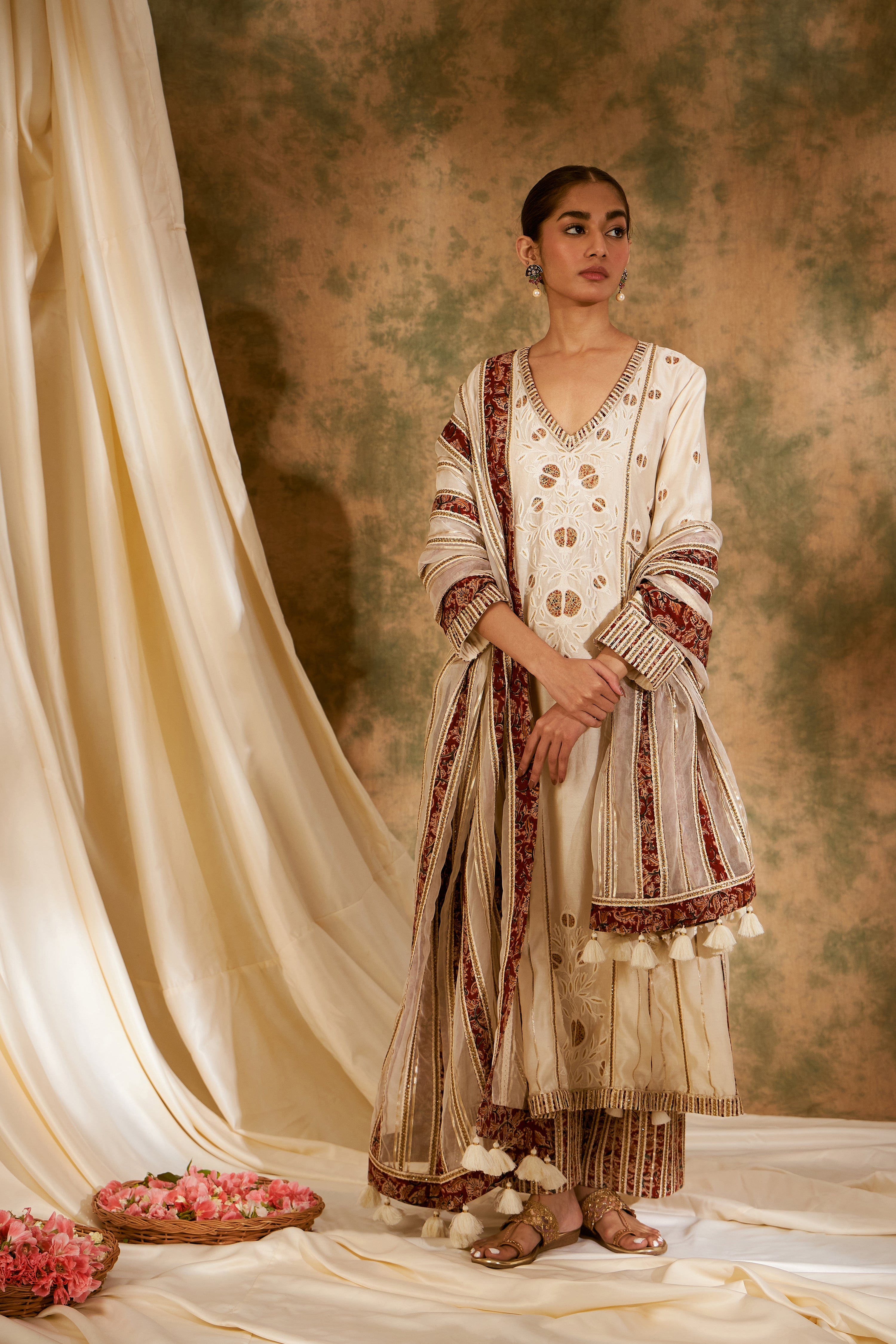 Anaar Long Kurta With Side Pleats And Pants