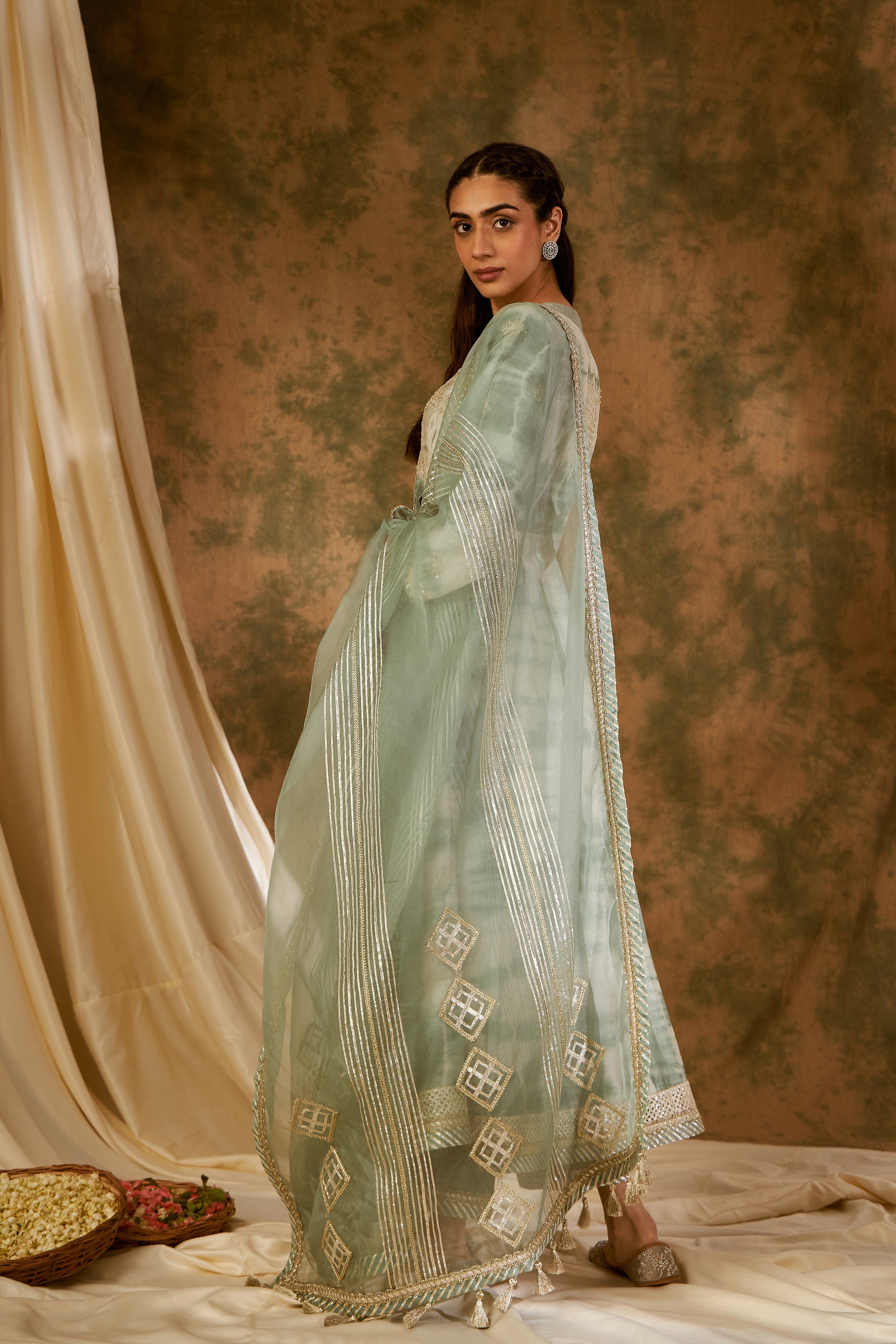 Nakshi Clamp Balloon Sleeved Long Kurta With Straight Pants