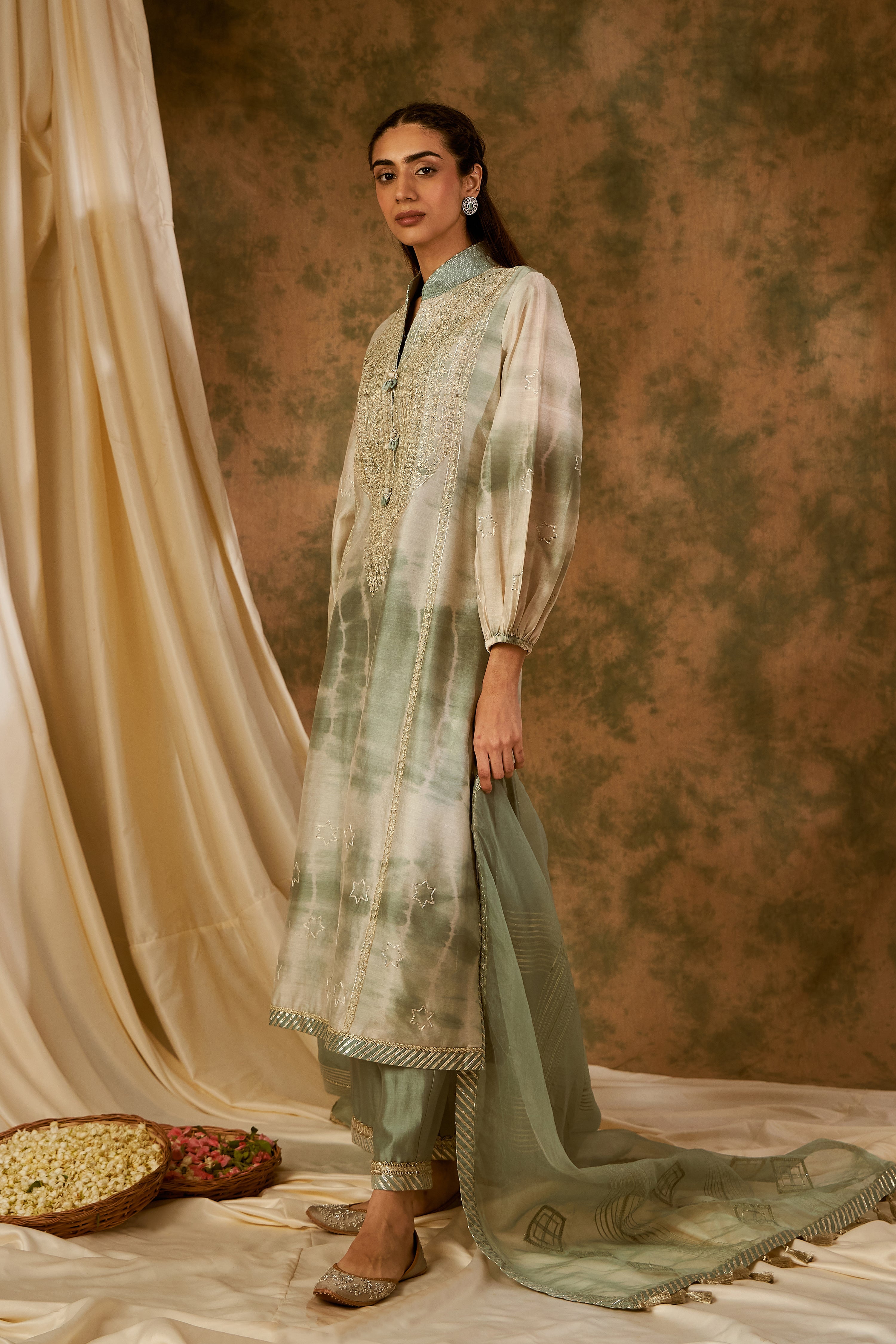 Nakshi Clamp Balloon Sleeved Long Kurta With Straight Pants