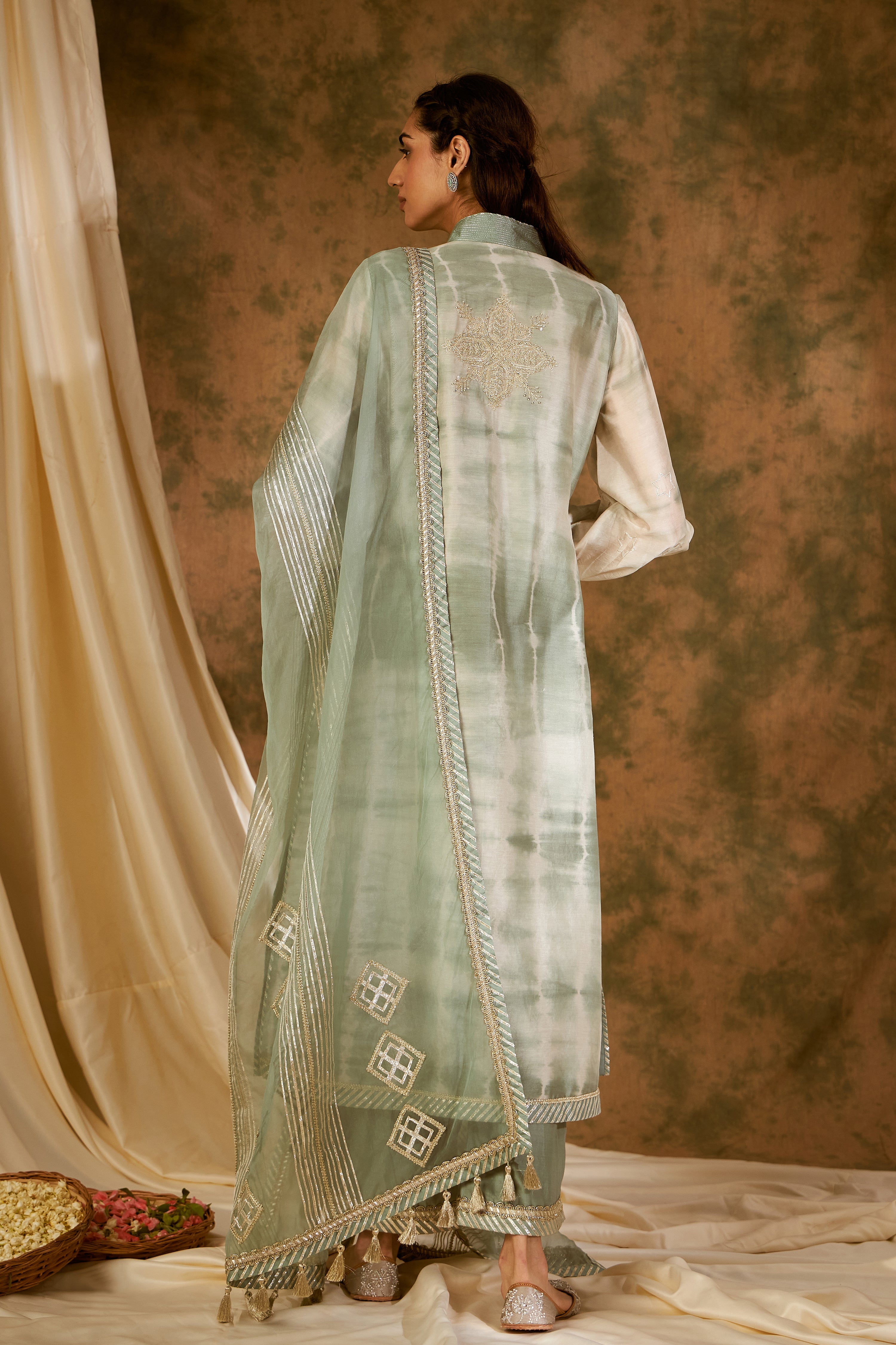 Nakshi Clamp Balloon Sleeved Long Kurta With Straight Pants