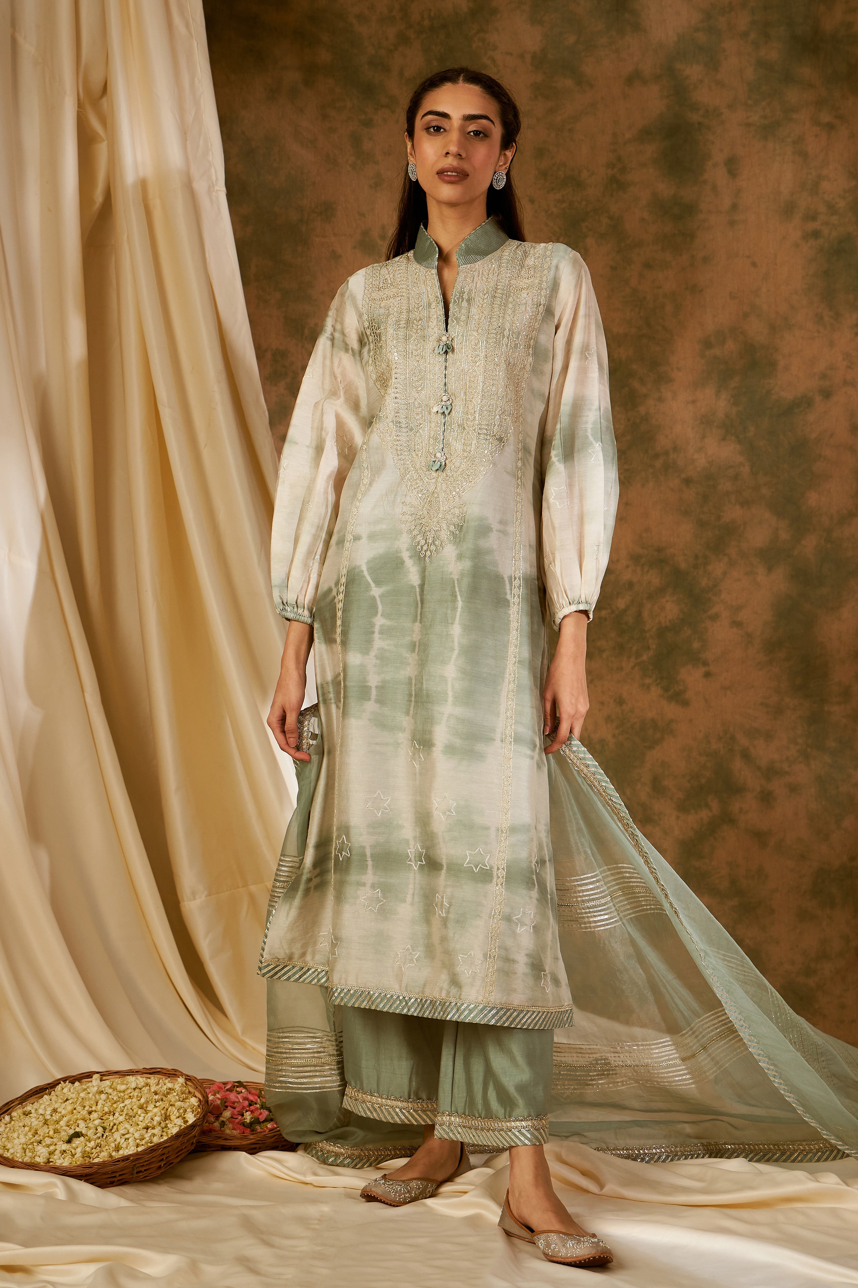 Nakshi Clamp Balloon Sleeved Long Kurta With Straight Pants