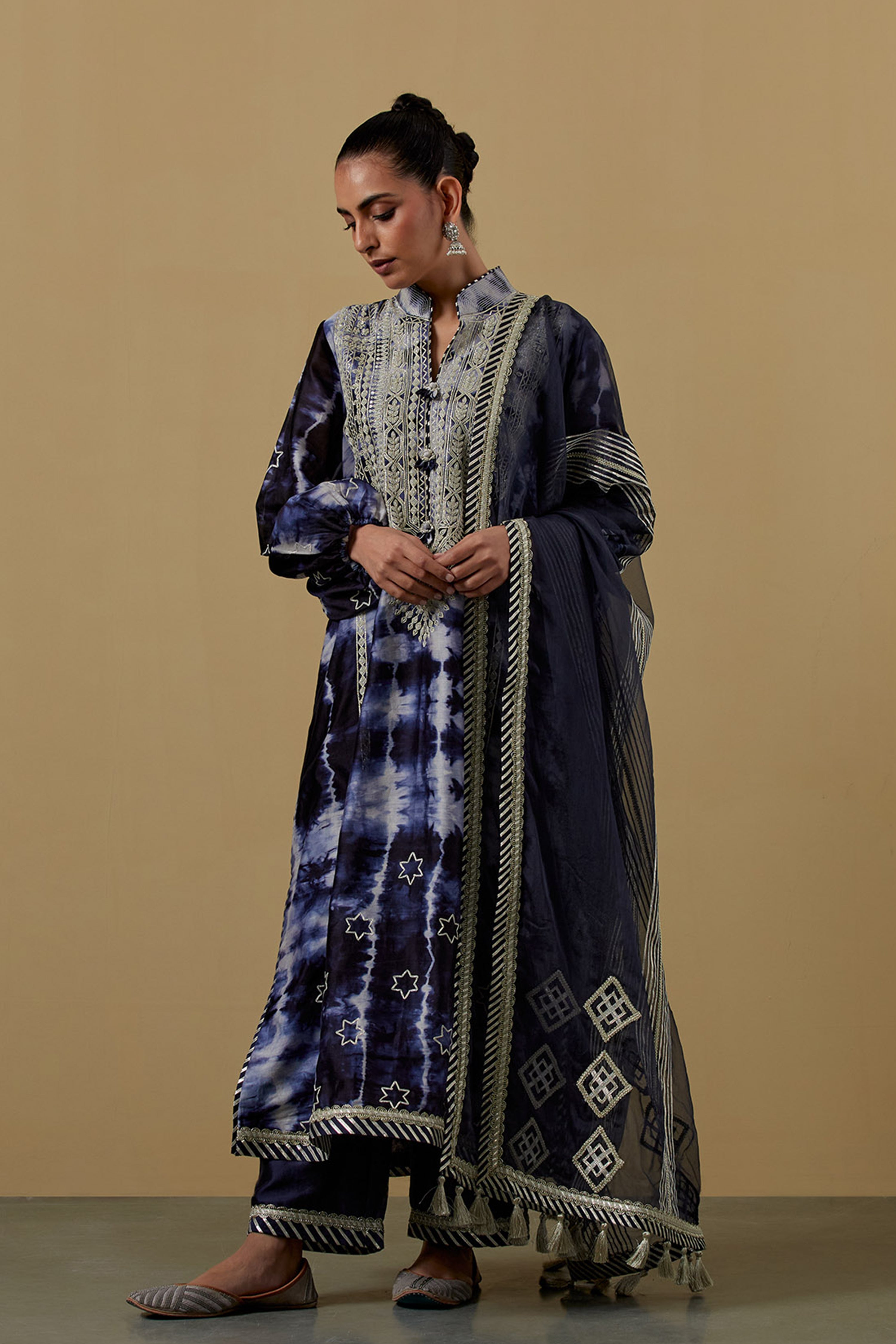 Nakshi Clamp Balloon Sleeved Long Kurta With Straight Pants