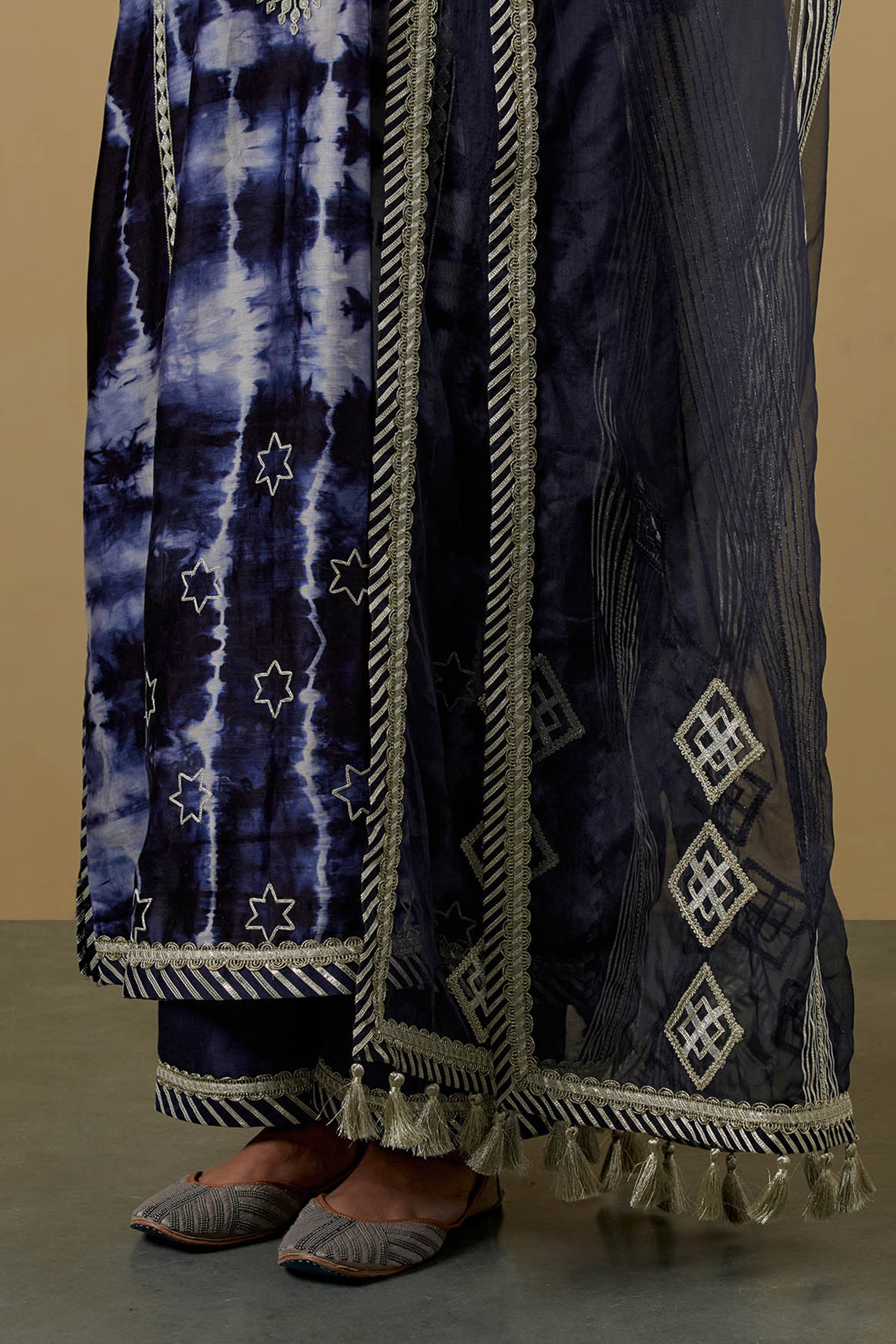 Nakshi Clamp Balloon Sleeved Long Kurta With Straight Pants