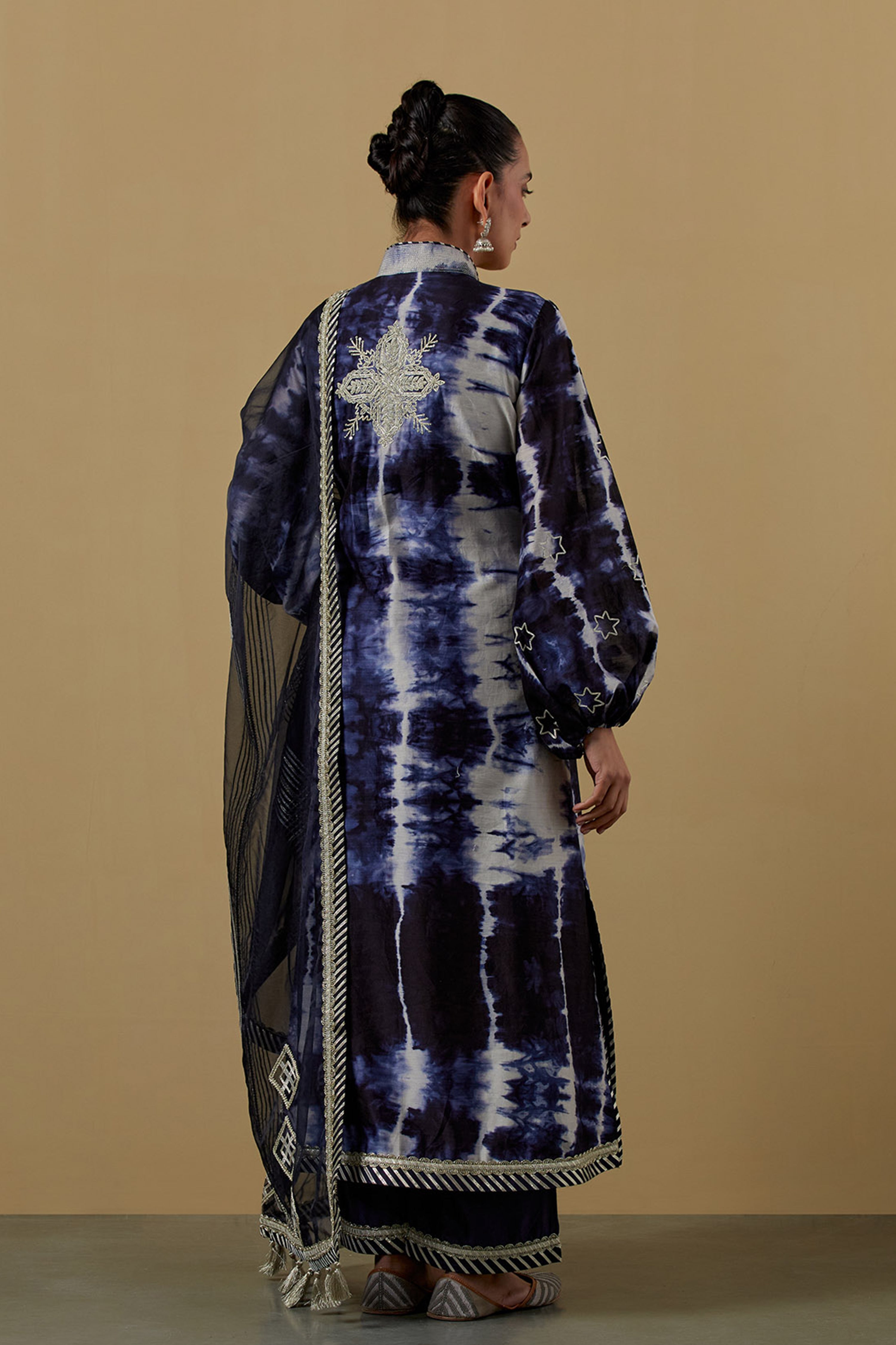 Nakshi Clamp Balloon Sleeved Long Kurta With Straight Pants