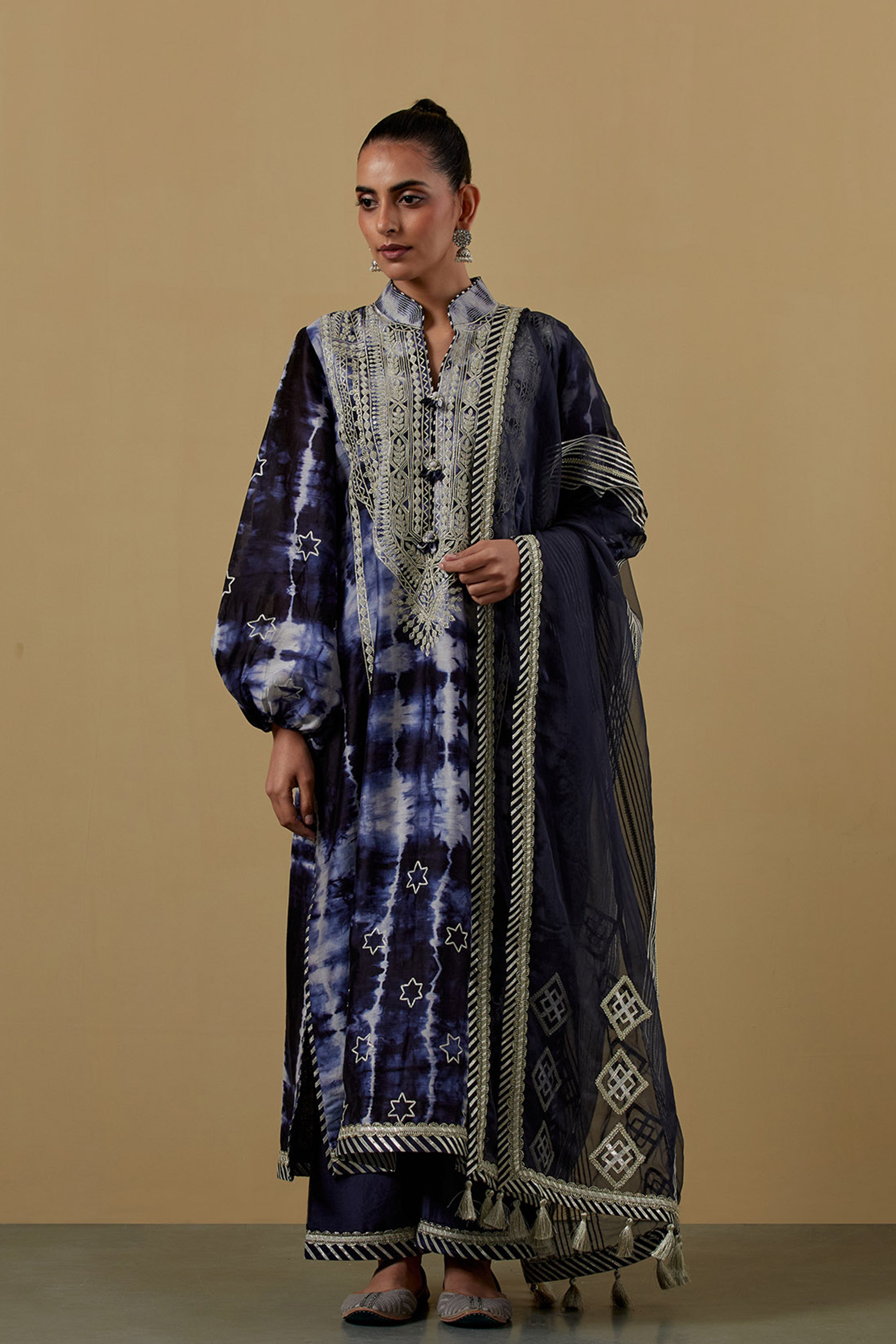 Nakshi Clamp Balloon Sleeved Long Kurta With Straight Pants