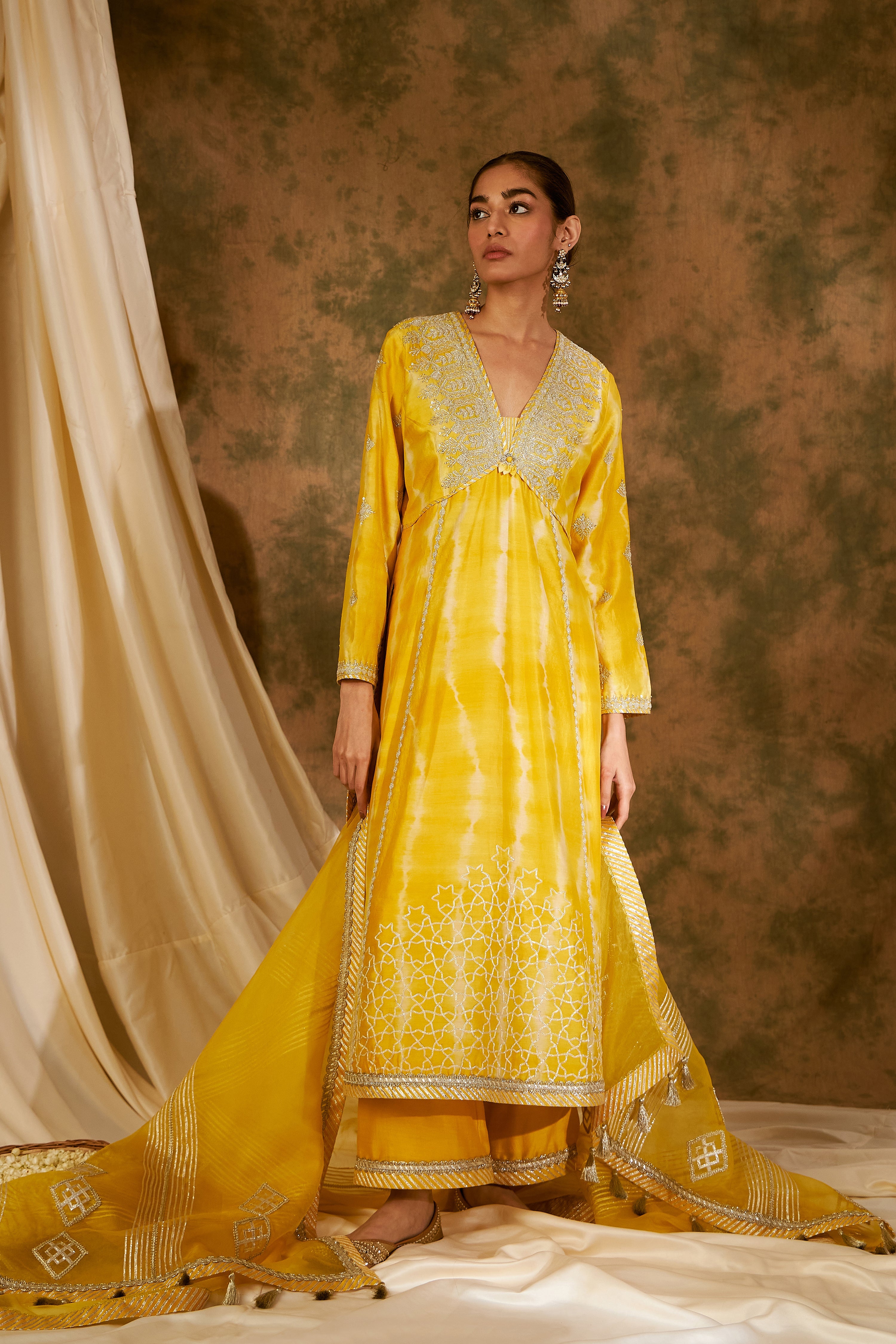 Nakshi Clamp V-Neck Long Kurta With Straight Pants