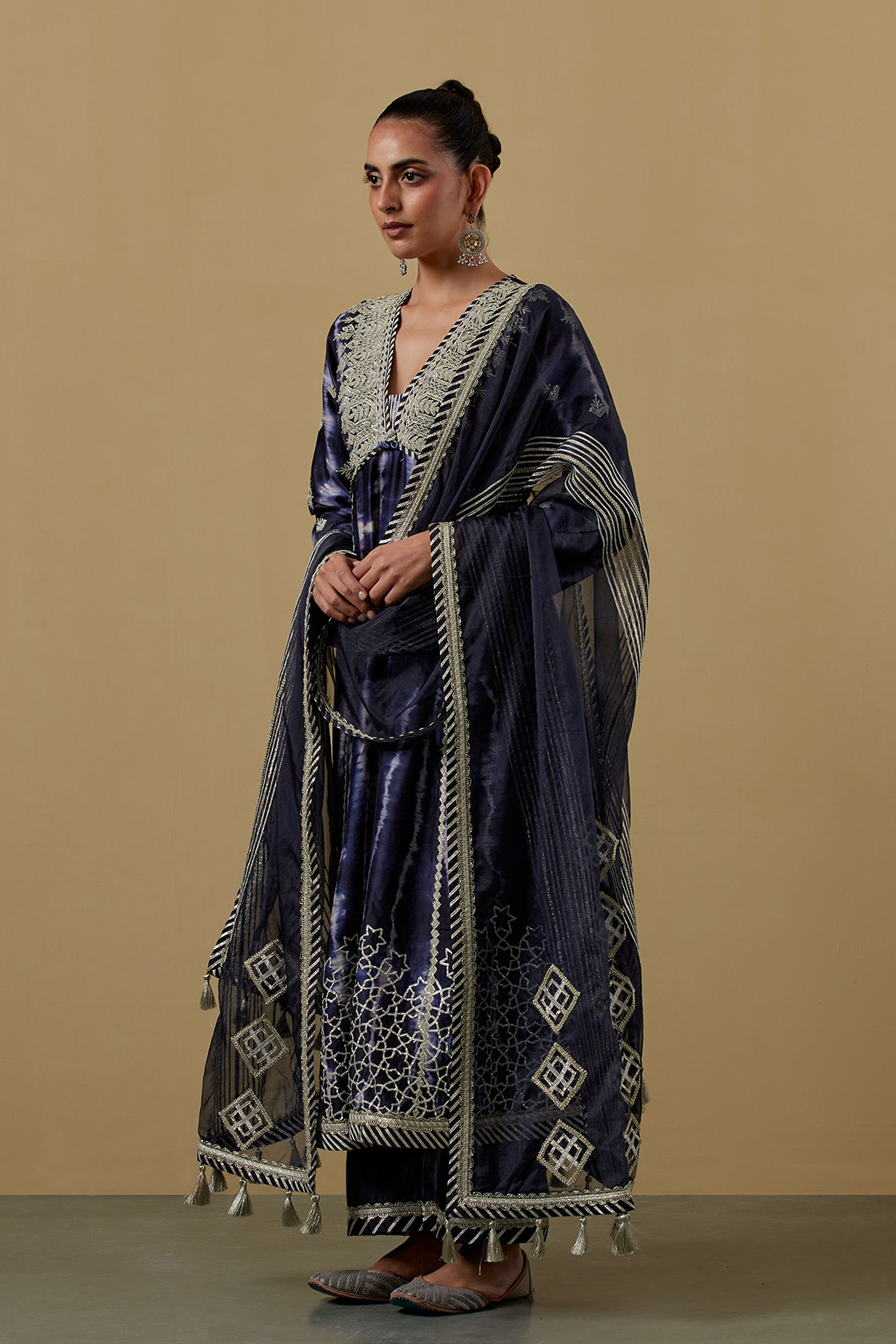 Nakshi Clamp V-Neck Long Kurta With Straight Pants