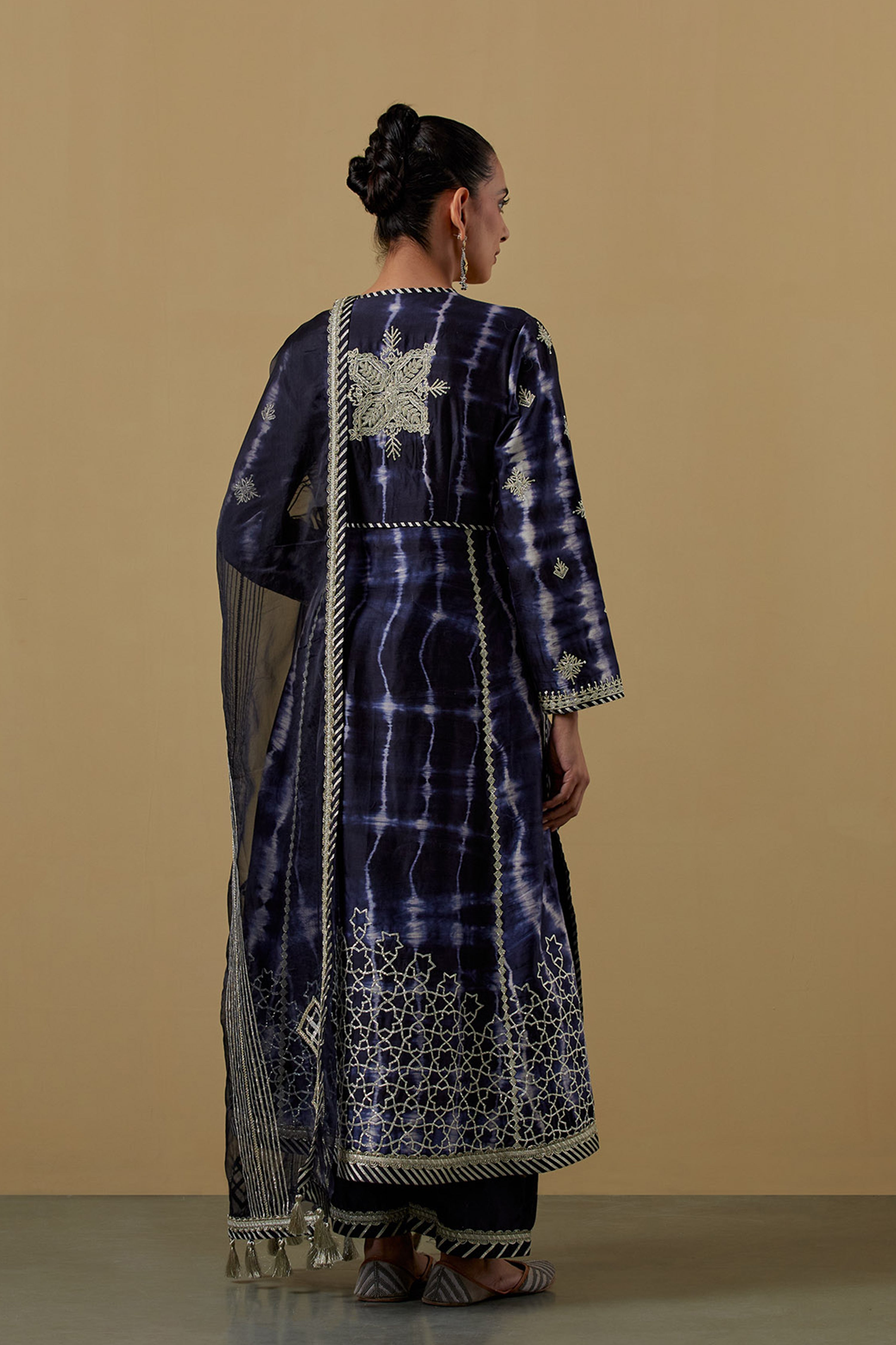Nakshi Clamp V-Neck Long Kurta With Straight Pants