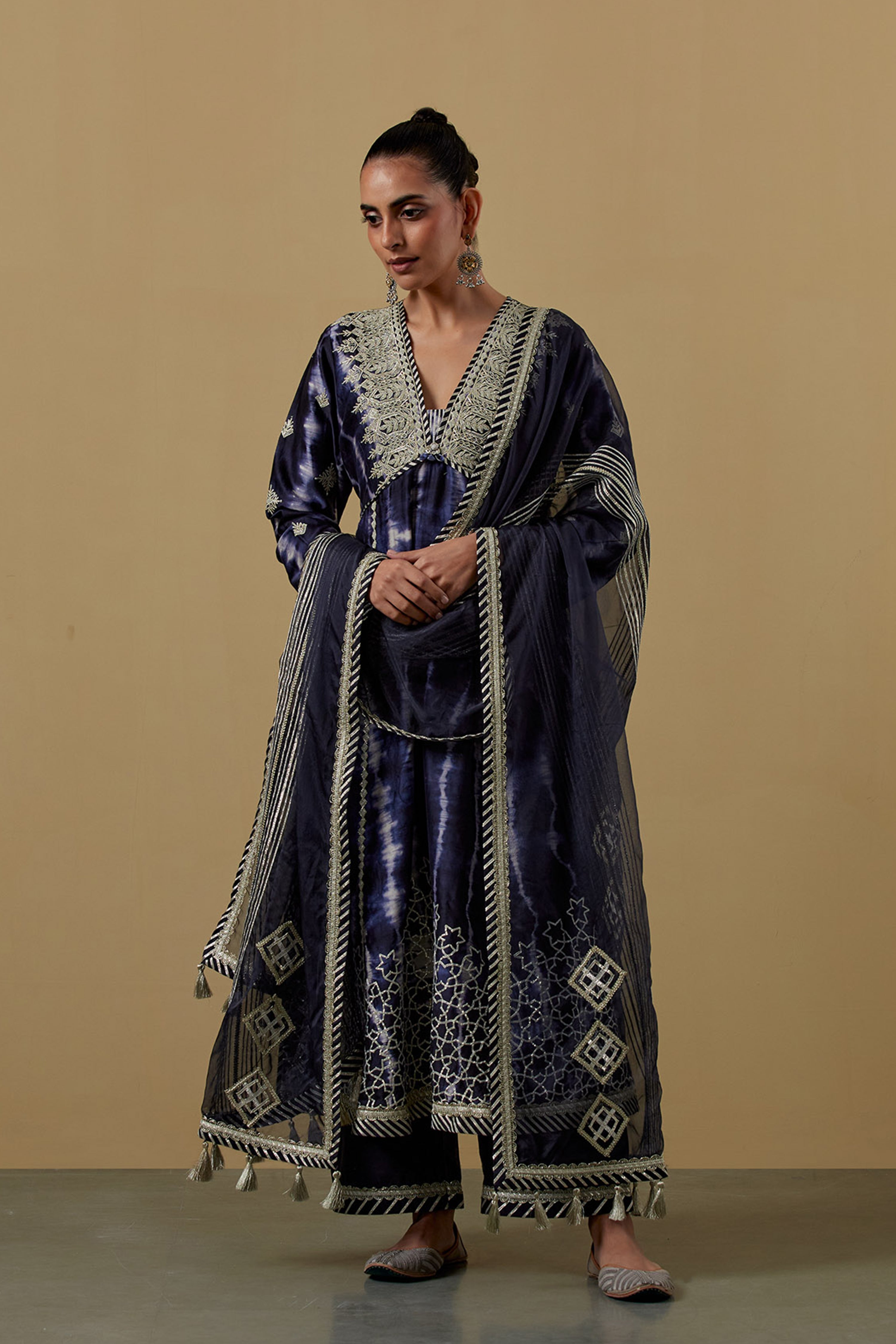 Nakshi Clamp V-Neck Long Kurta With Straight Pants