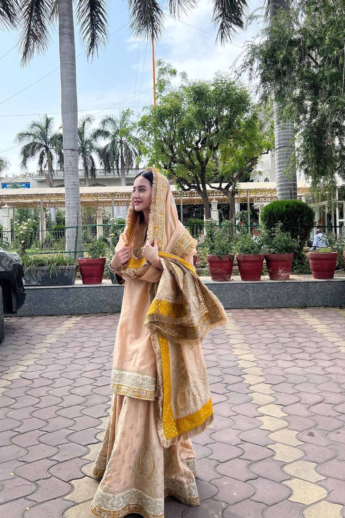 Komal Kapoor In Raina - Rosepink Short Kurta With Sharara And Odhni