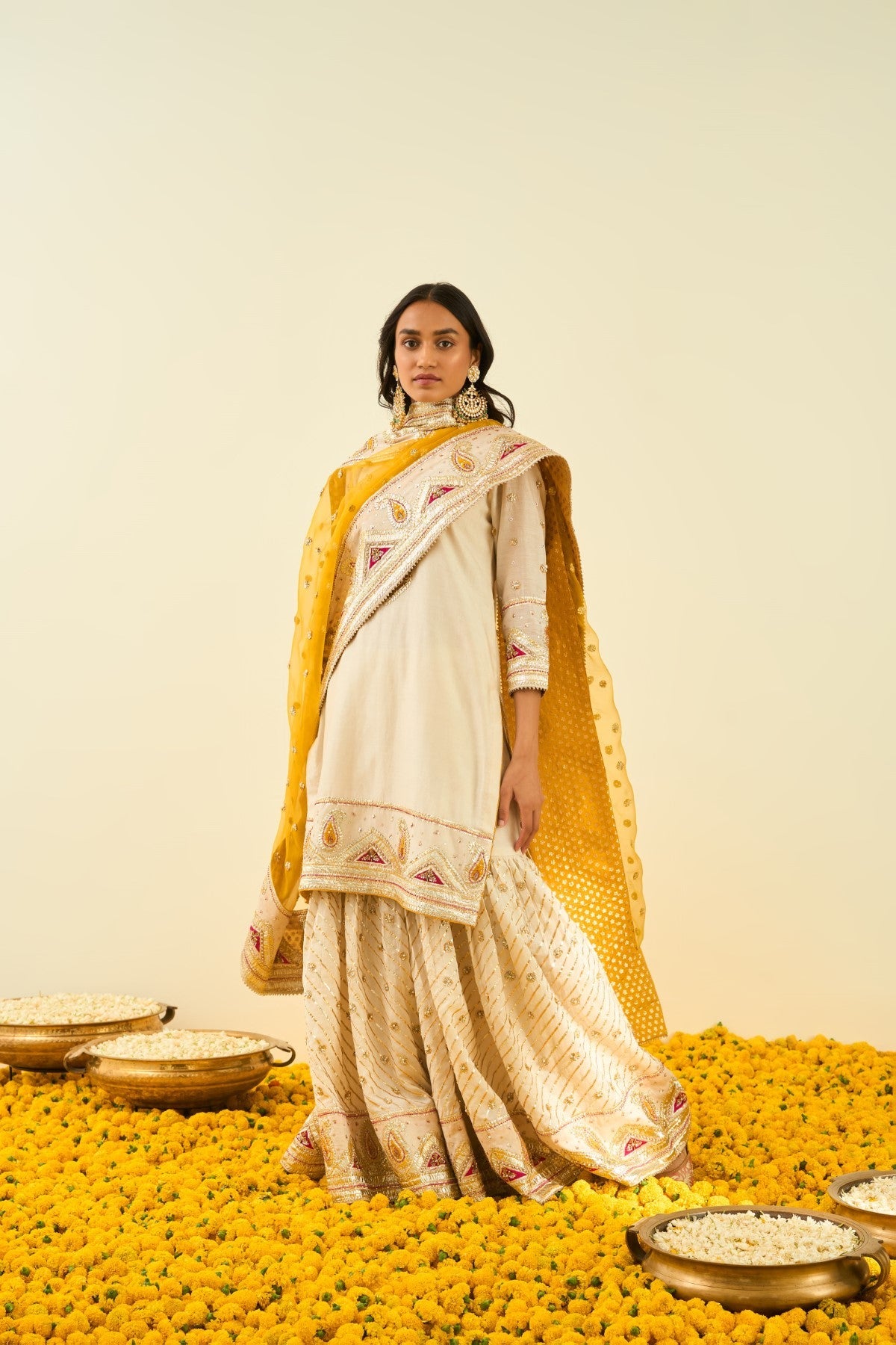 Asfi Javed In Shafna Daisy Ivory Short Kurta With Garara And Dupatta