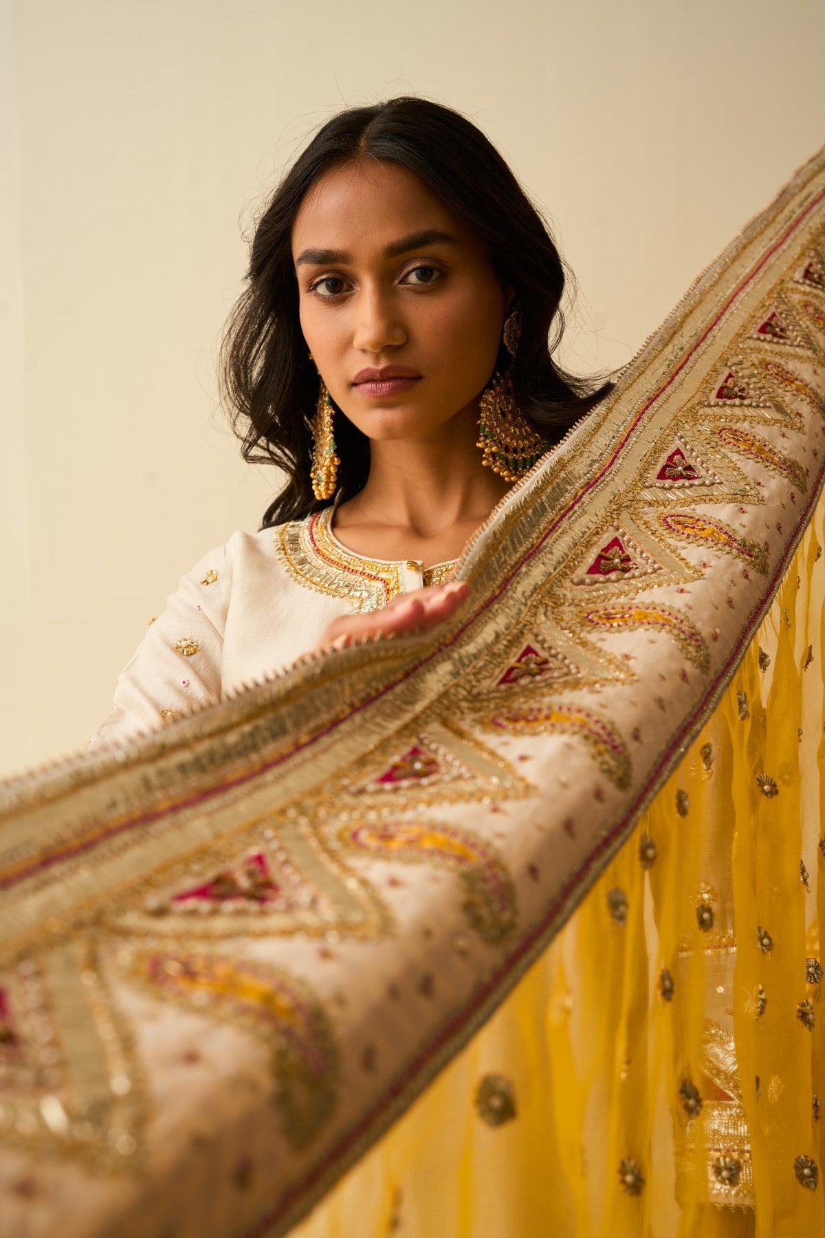 Asfi Javed In Shafna Daisy Ivory Short Kurta With Garara And Dupatta