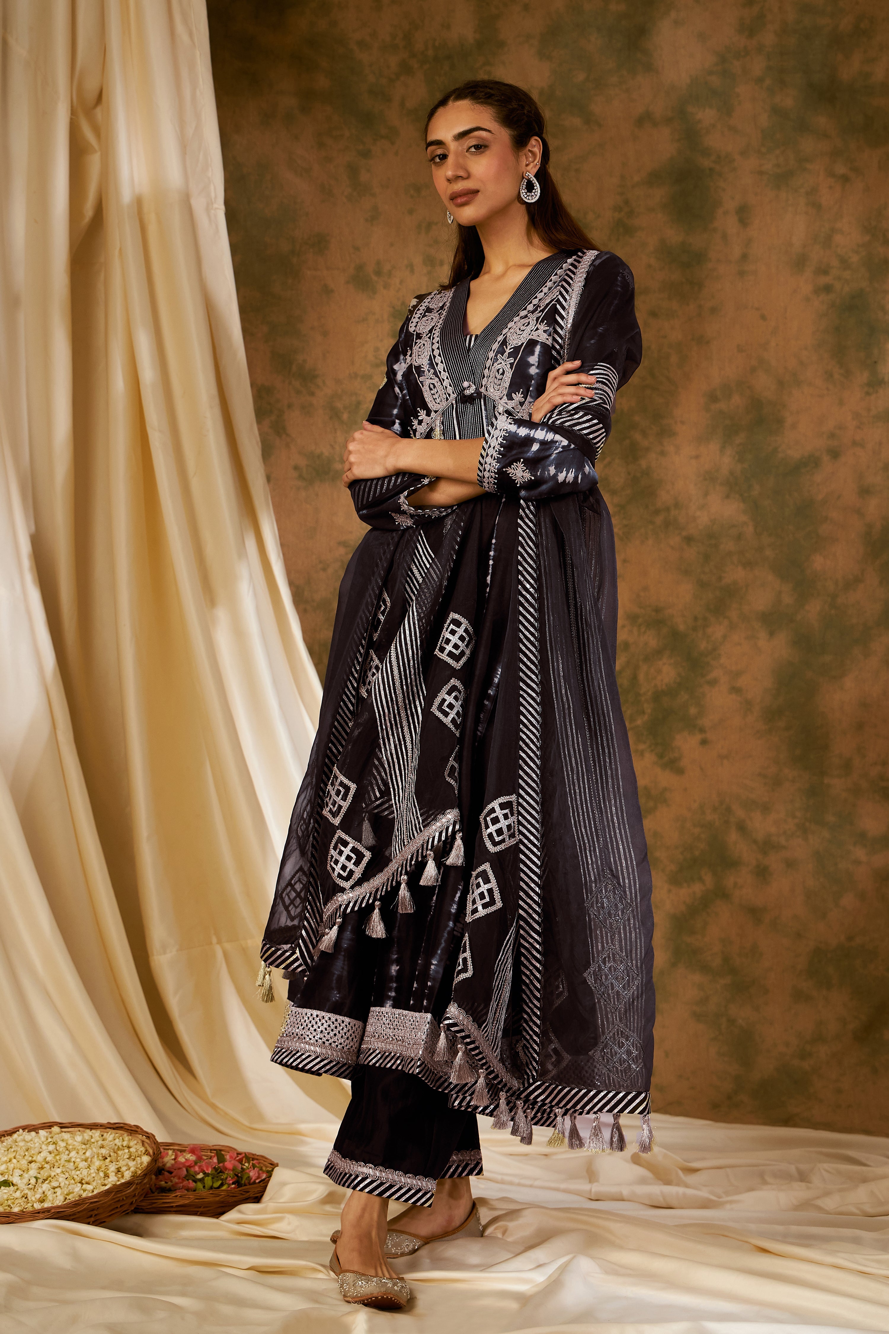 Nakshi Clamp Anu Cut Kaleedar Kurta With Pants