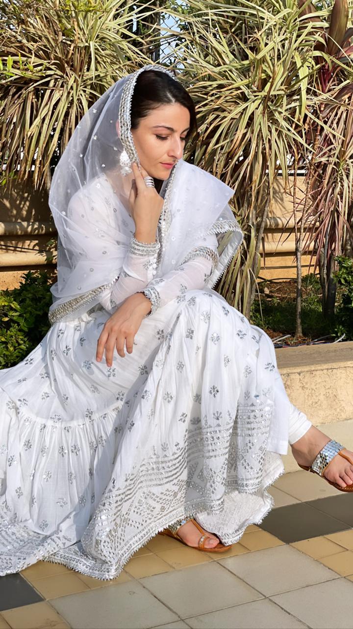 Soha Ali Khan In Chand Tiered Ag Set